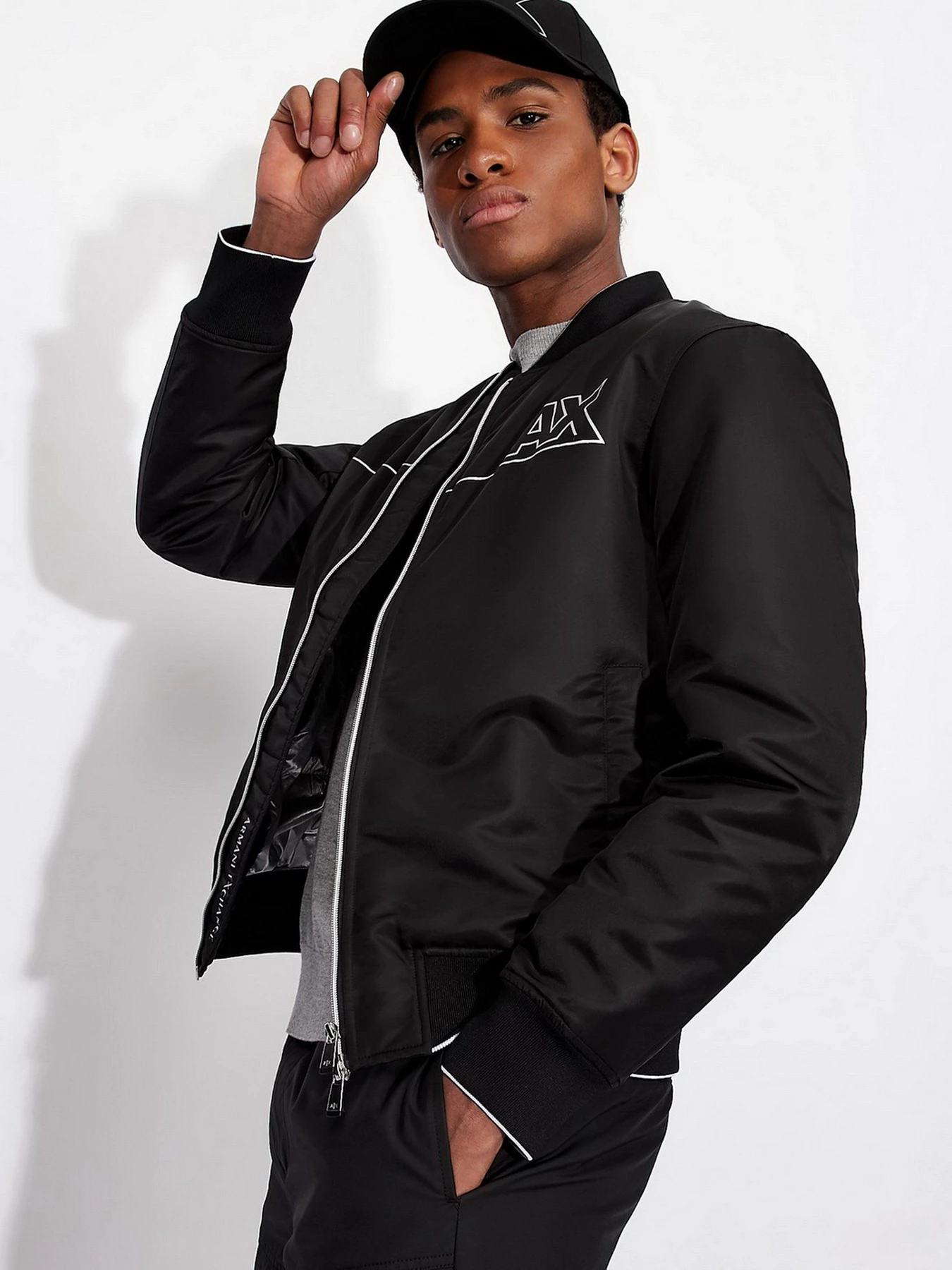 Свитры и кардиганы Armani Exchange модель 6KZM1D-ZMN9Z-3907 Свитры и кардиганы Armani Exchange модель 6KZM1D-ZMN9Z-3907 Фото