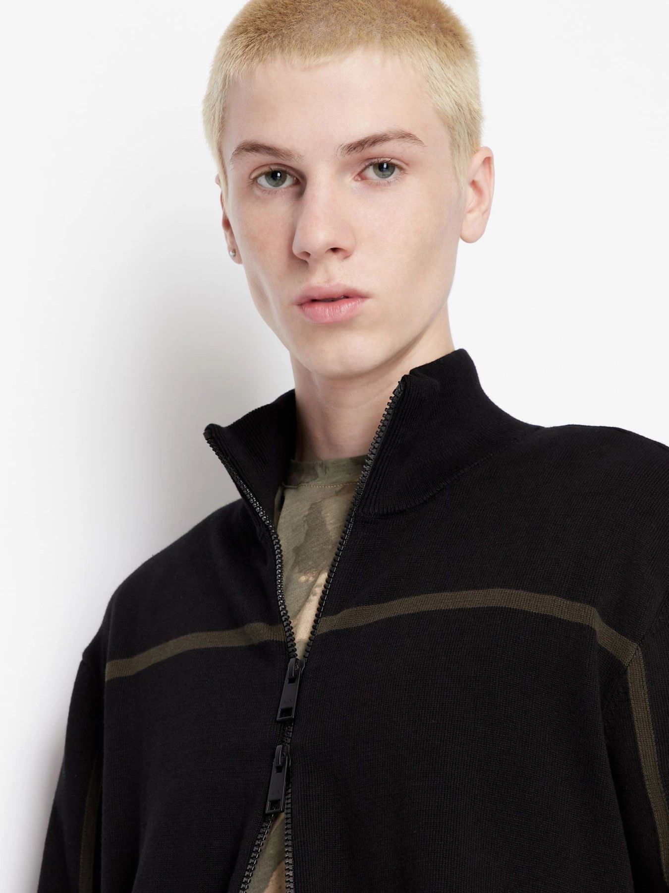 Свитры и кардиганы Armani Exchange модель 6LZE2B-ZMX8Z-1200 Свитры и кардиганы Armani Exchange модель 6LZE2B-ZMX8Z-1200 Фото