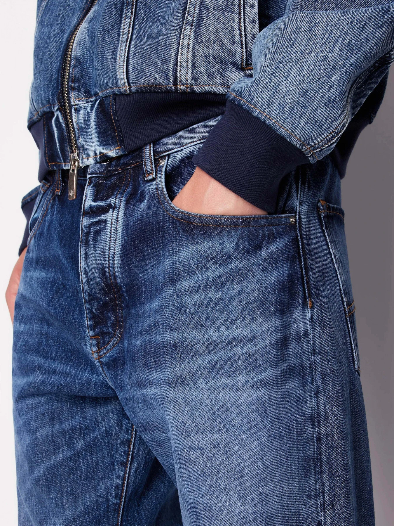 Джинсы Armani Exchange модель 3DZJ82-Z1Y4Z-1500 Фото