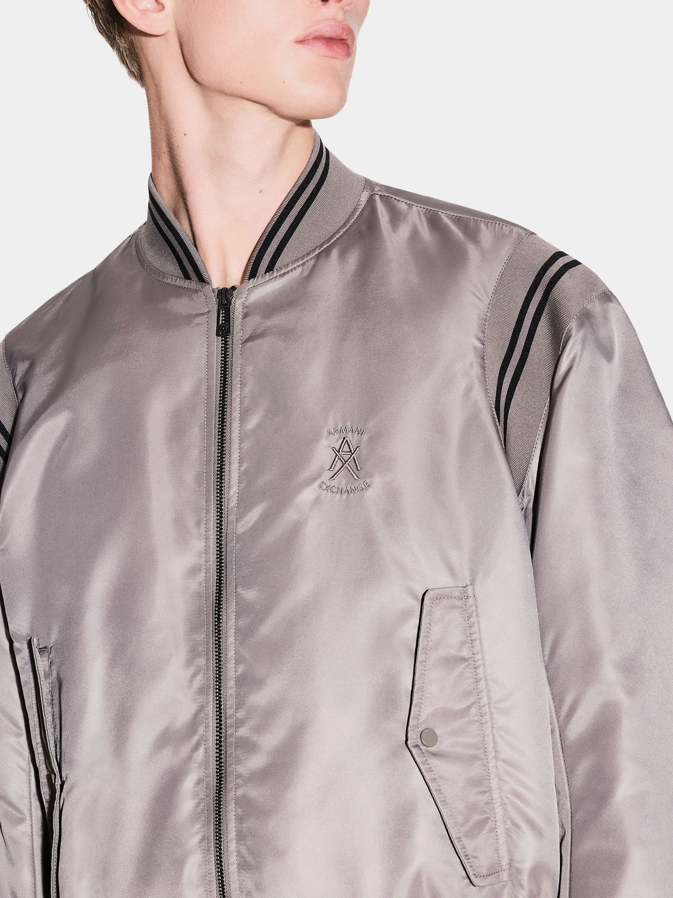 Куртки та дублянки Armani Exchange модель XM002017-AF19828-U6107 Куртки та дублянки Armani Exchange модель XM002017-AF19828-U6107 Фото