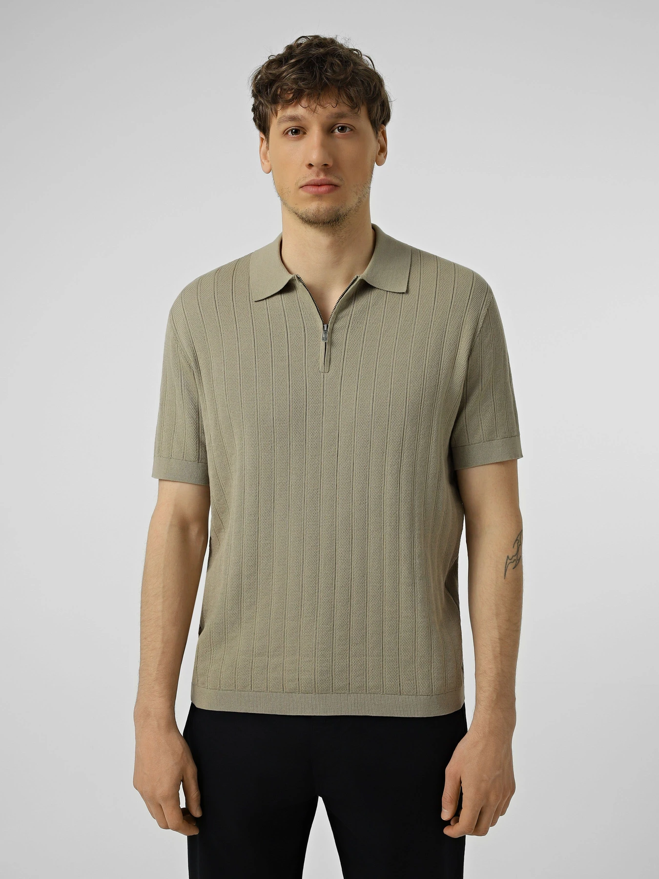 Футболки и поло Armani Exchange модель XM002438-AF22249-U6229 Футболки и поло Armani Exchange модель XM002438-AF22249-U6229 Фото