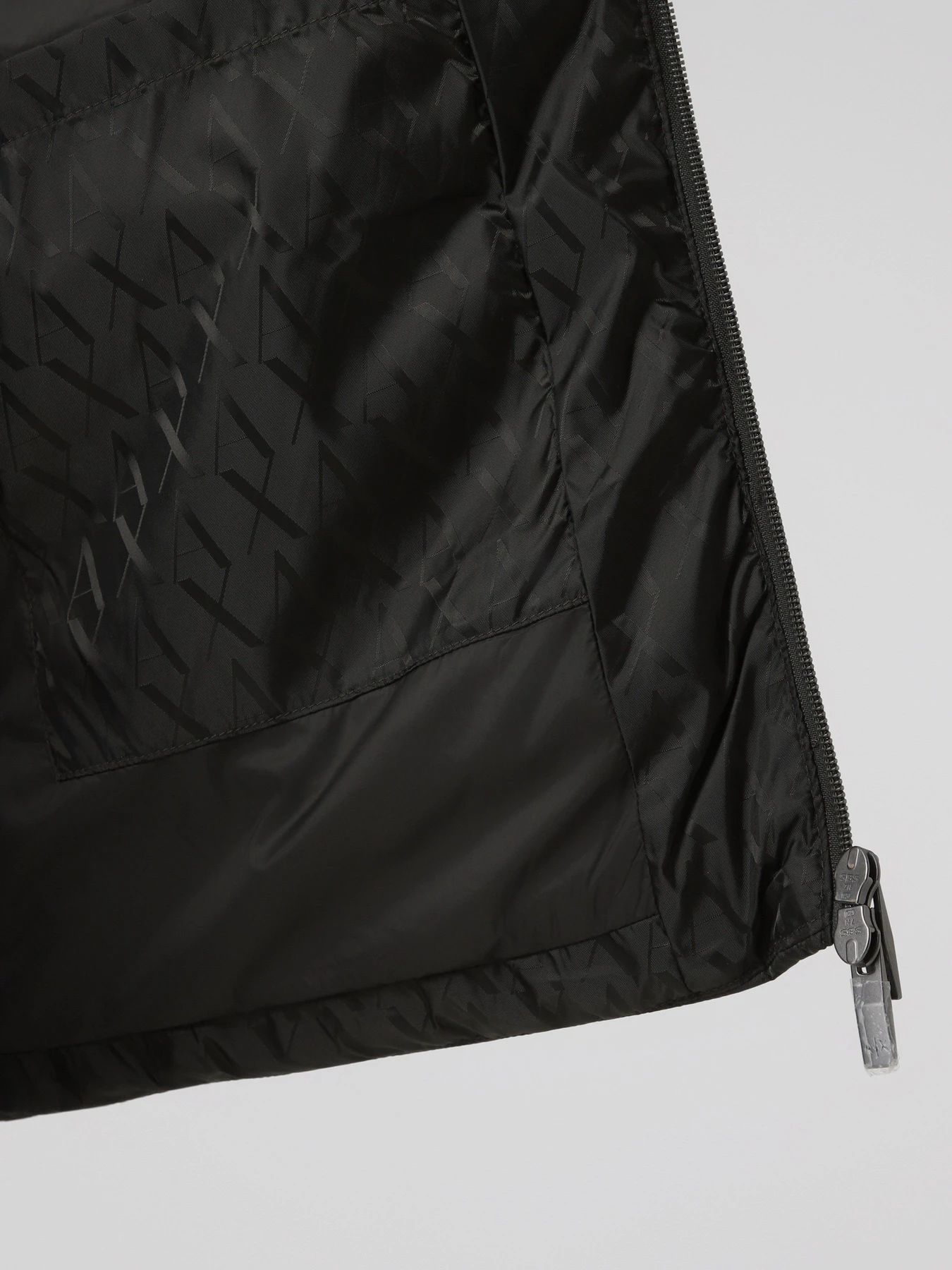 Куртки и дубленки Armani Exchange модель XM001580-AF16628-U8123 Куртки и дубленки Armani Exchange модель XM001580-AF16628-U8123 Фото