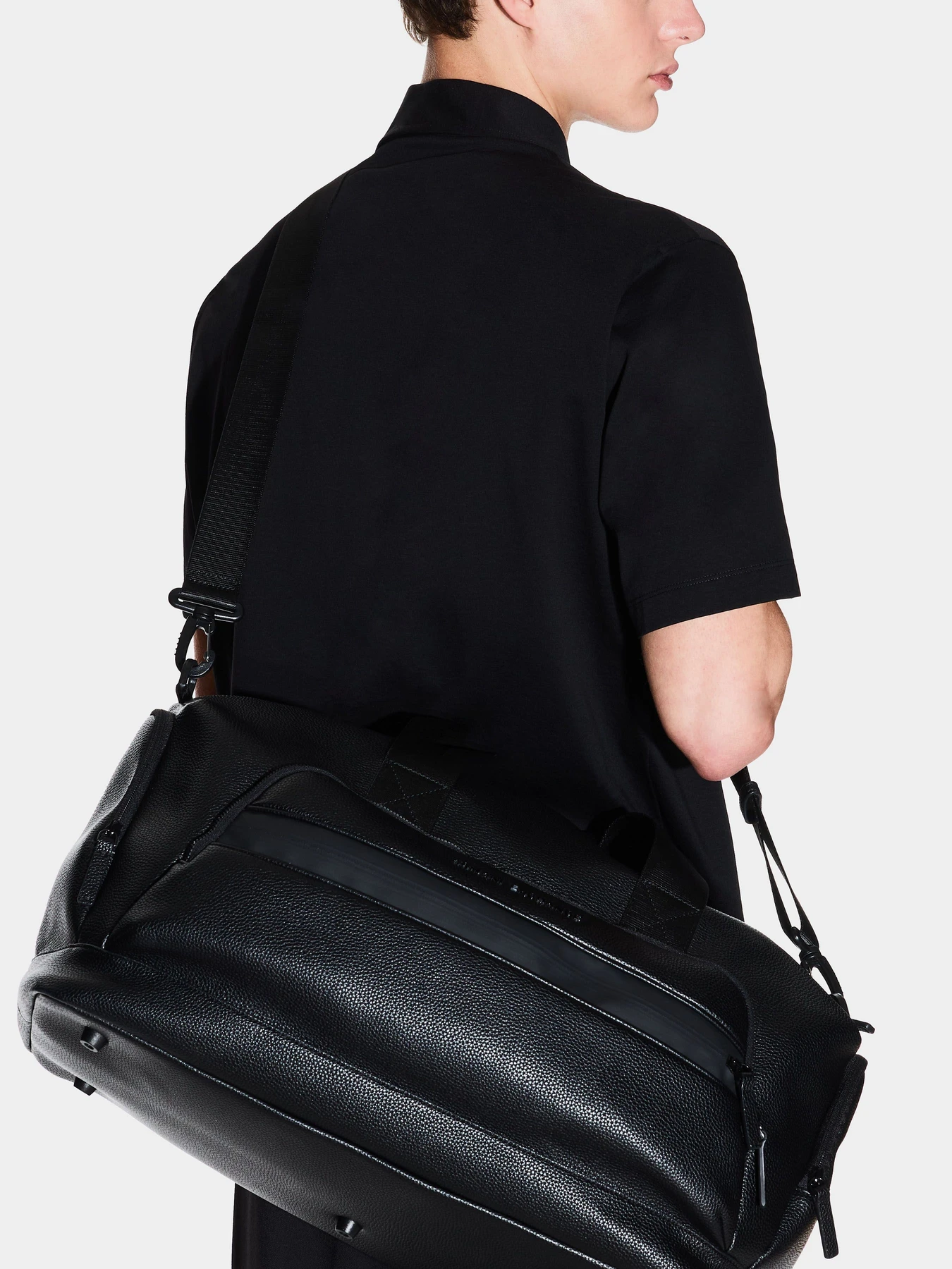 Дорожные сумки и чемоданы Armani Exchange модель XM002031-AF19929-UC001 Дорожные сумки и чемоданы Armani Exchange модель XM002031-AF19929-UC001 Фото