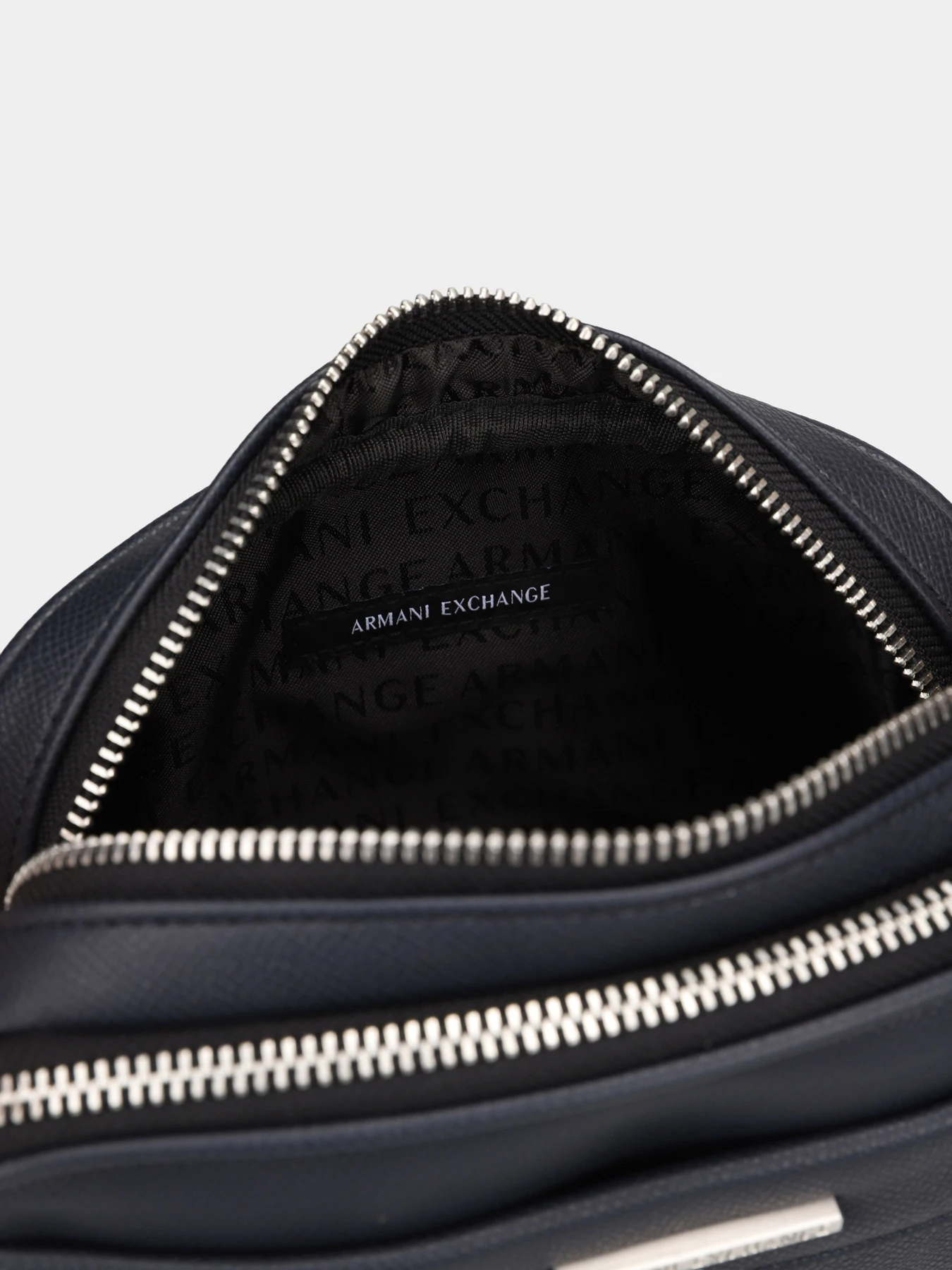 Сумки Armani Exchange модель XM002038-AF19931-UB100 Сумки Armani Exchange модель XM002038-AF19931-UB100 Фото