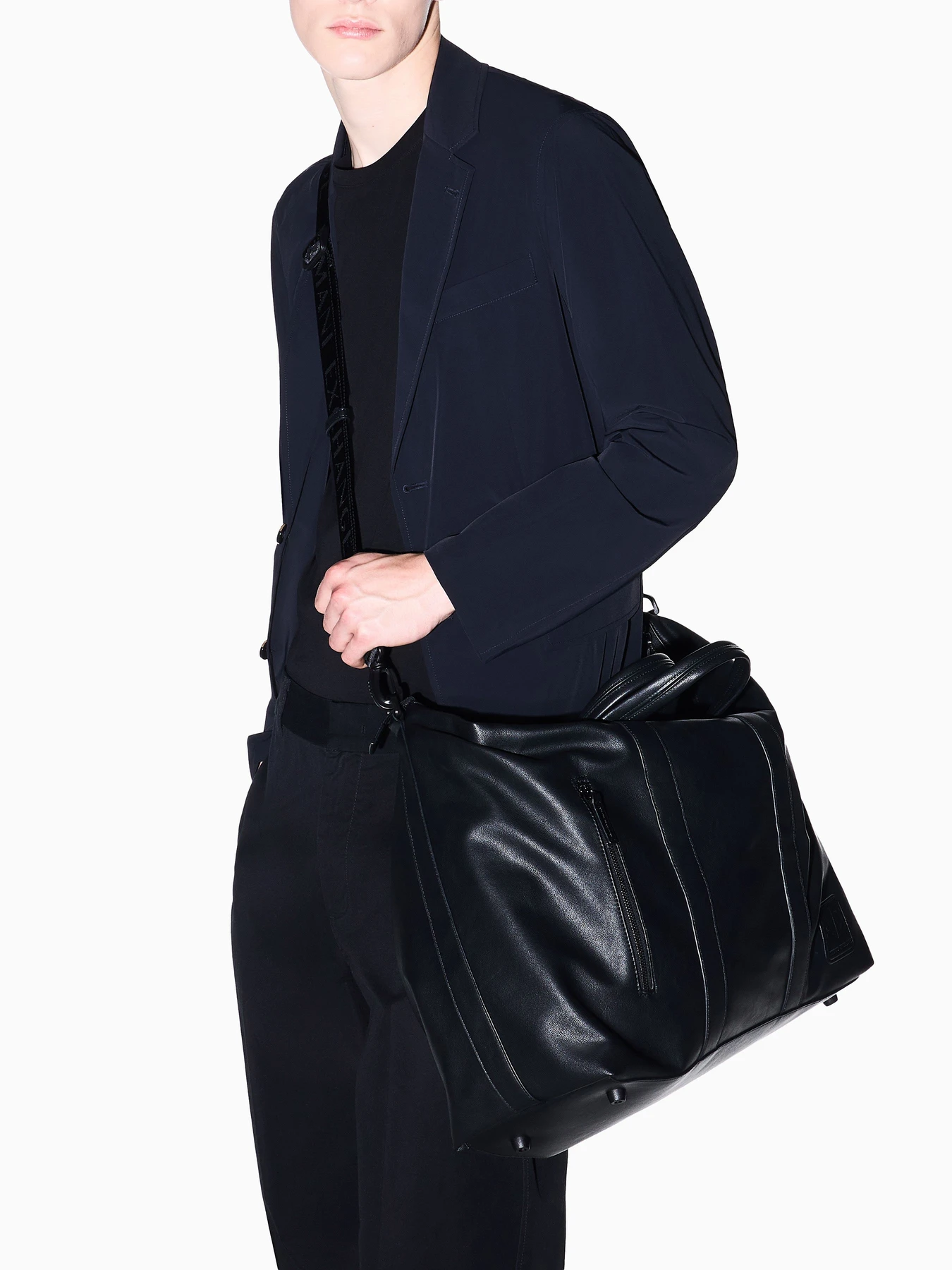 Дорожные сумки и чемоданы Armani Exchange модель XM002603-AF22653-MC105 Фото