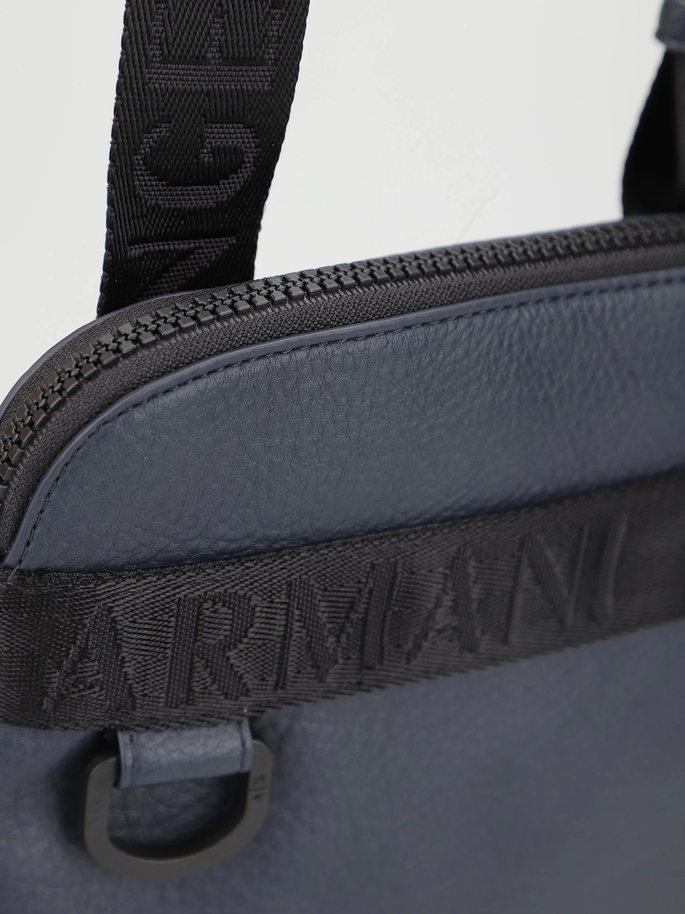Сумки Armani Exchange модель 952636-4R839-00035 Фото