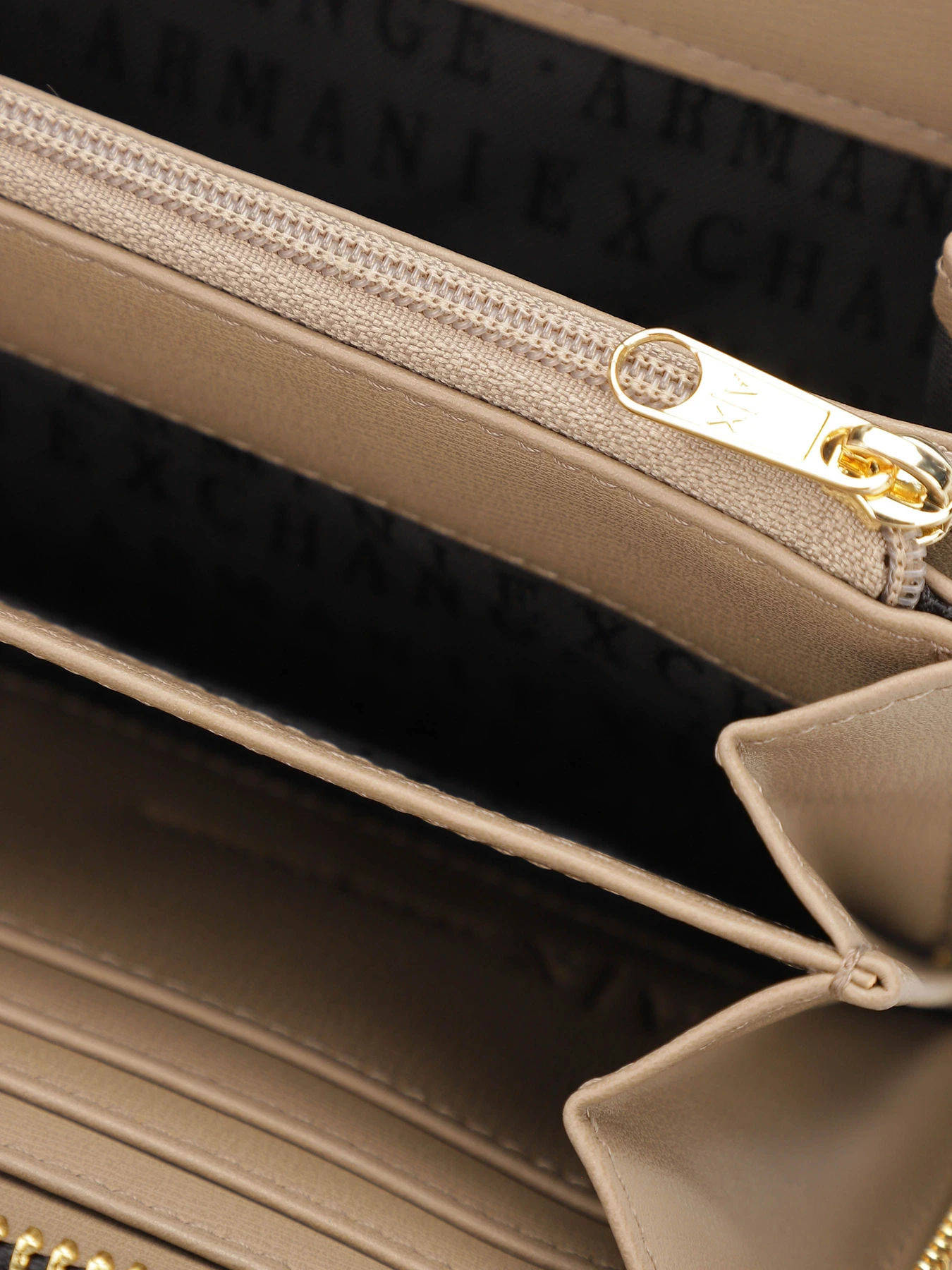 Кошельки Armani Exchange модель 948486-0A874-09752 Кошельки Armani Exchange модель 948486-0A874-09752 Фото