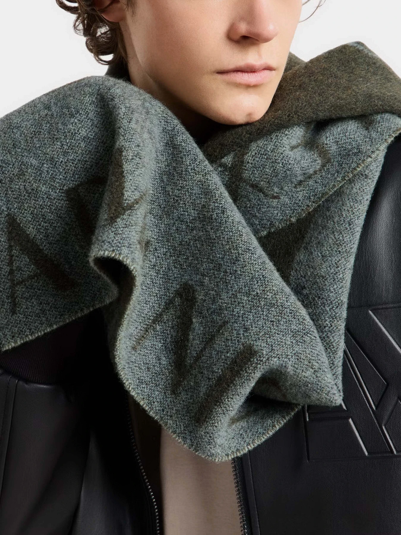 Шарфы и платки Armani Exchange модель 954300-3F150-04189 Шарфы и платки Armani Exchange модель 954300-3F150-04189 Фото