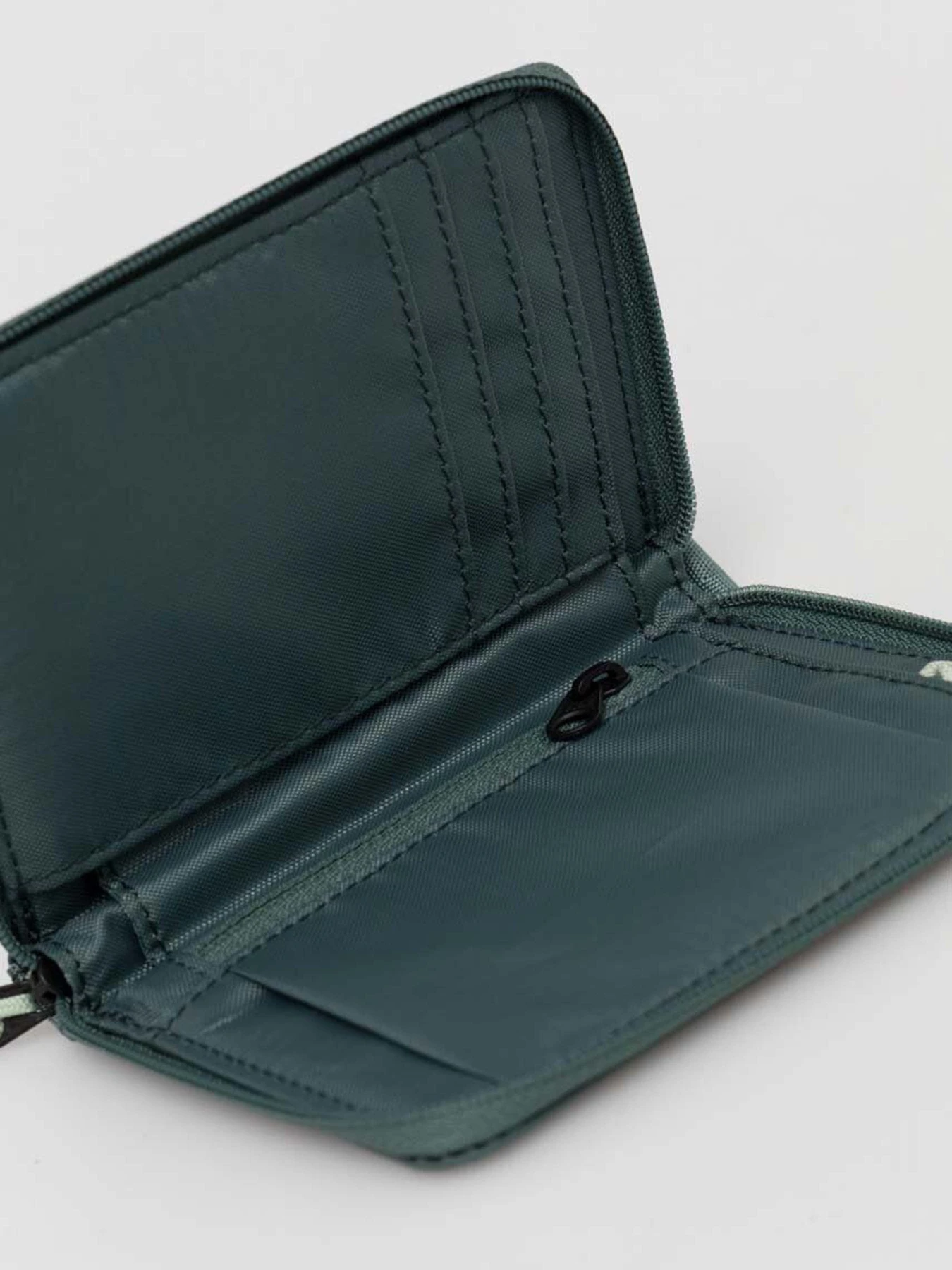 Кошельки The North Face Base Camp Voyager модель NF0A81BKK0O1 Фото