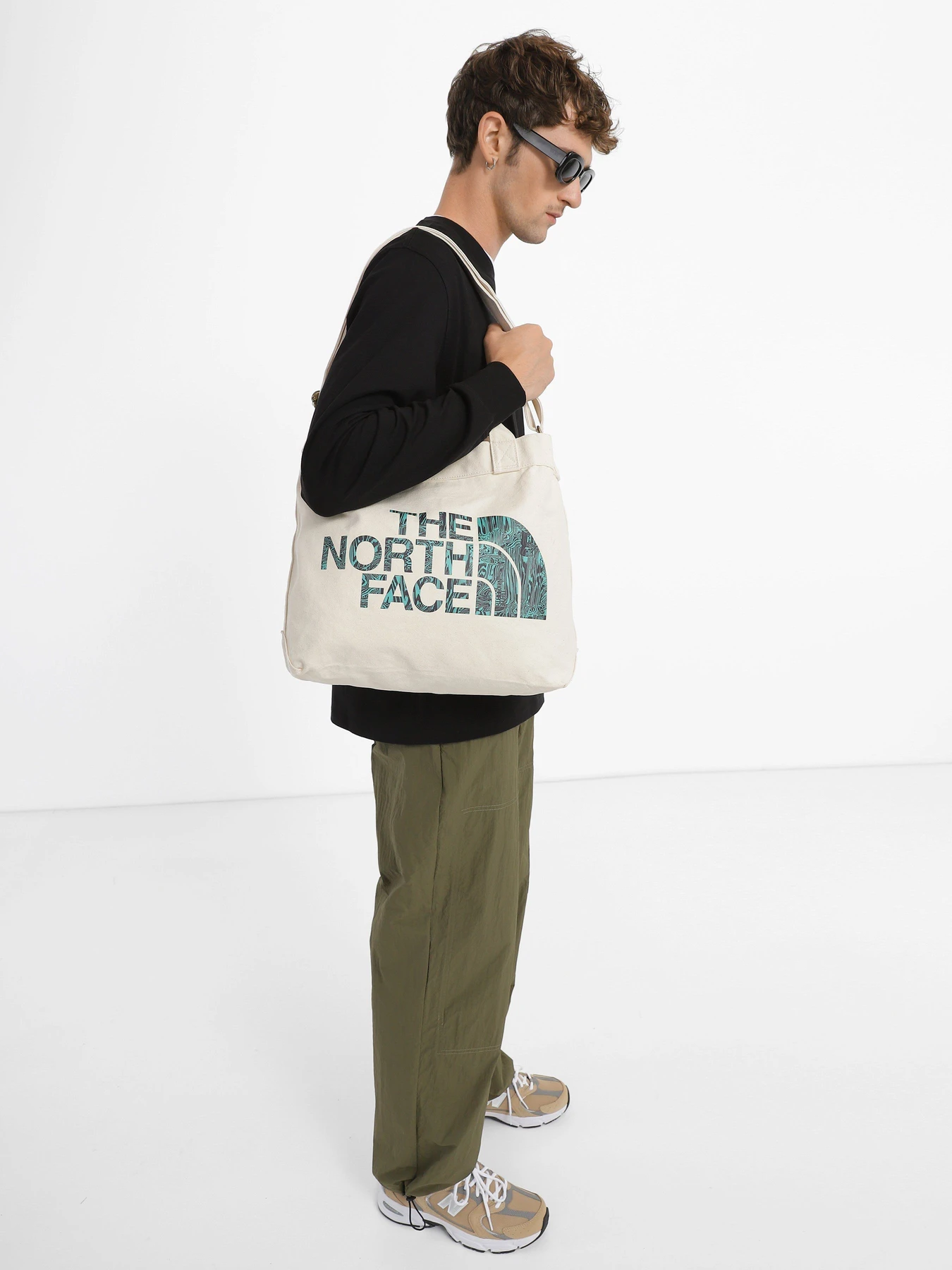 Сумки The North Face ADJUSTABLE COTTON TOTE модель NF0A81BROM71 Сумки The North Face ADJUSTABLE COTTON TOTE модель NF0A81BROM71 Фото