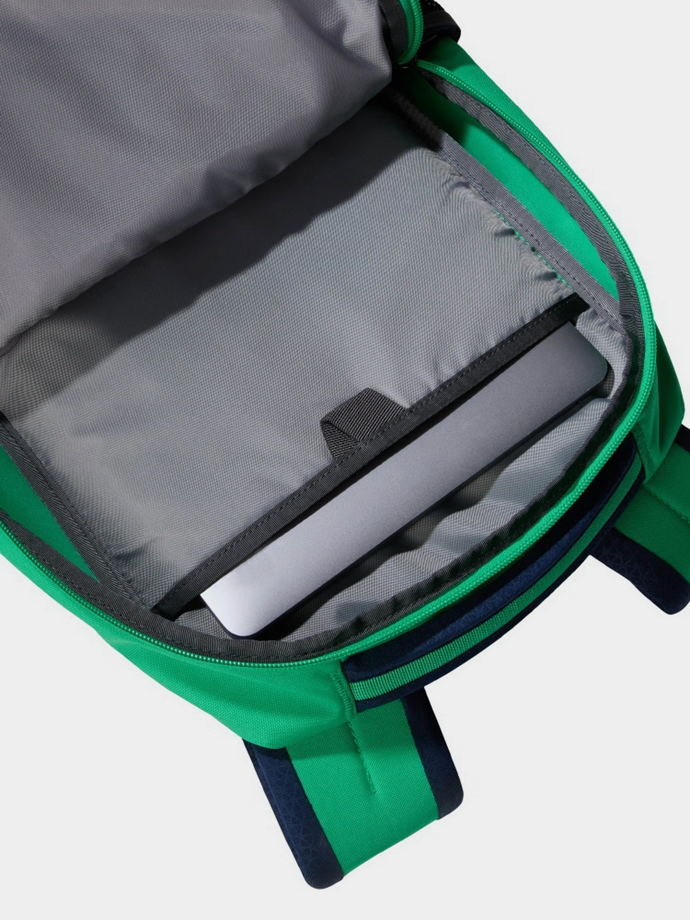 Рюкзаки The North Face Jester 28L модель NF0A3VXFSOG1 Рюкзаки The North Face Jester 28L модель NF0A3VXFSOG1 Фото