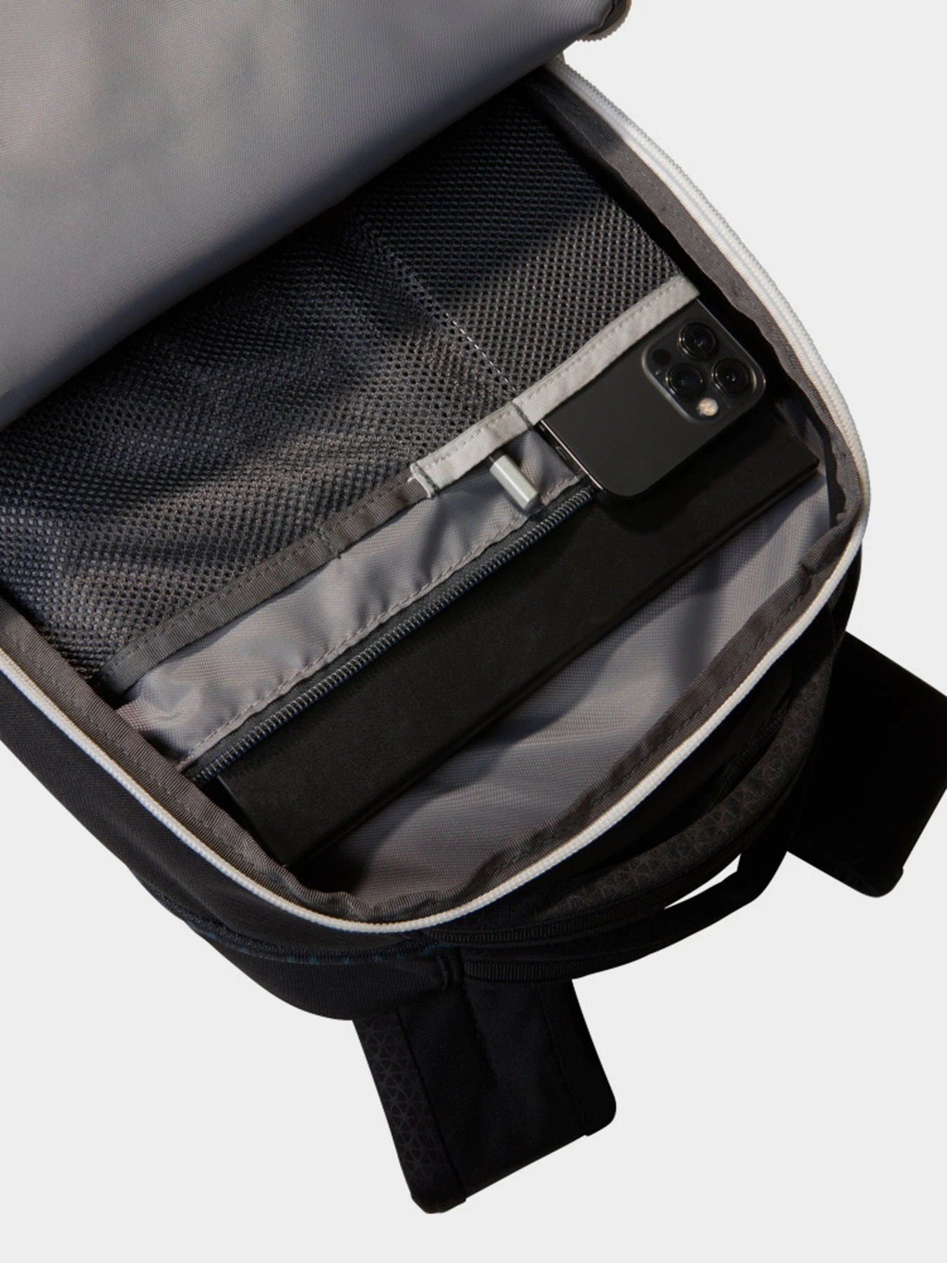 Рюкзаки The North Face Jester 28L модель NF0A3VXF0IO1 Рюкзаки The North Face Jester 28L модель NF0A3VXF0IO1 Фото