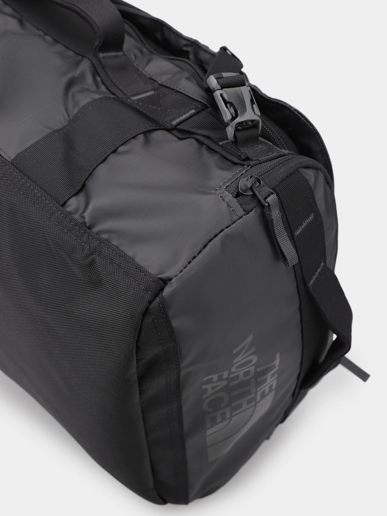 Дорожные сумки и чемоданы The North Face Base Camp Voyager Duffel 32l модель NF0A52RRKT01 Дорожные сумки и чемоданы The North Face Base Camp Voyager Duffel 32l модель NF0A52RRKT01 Фото
