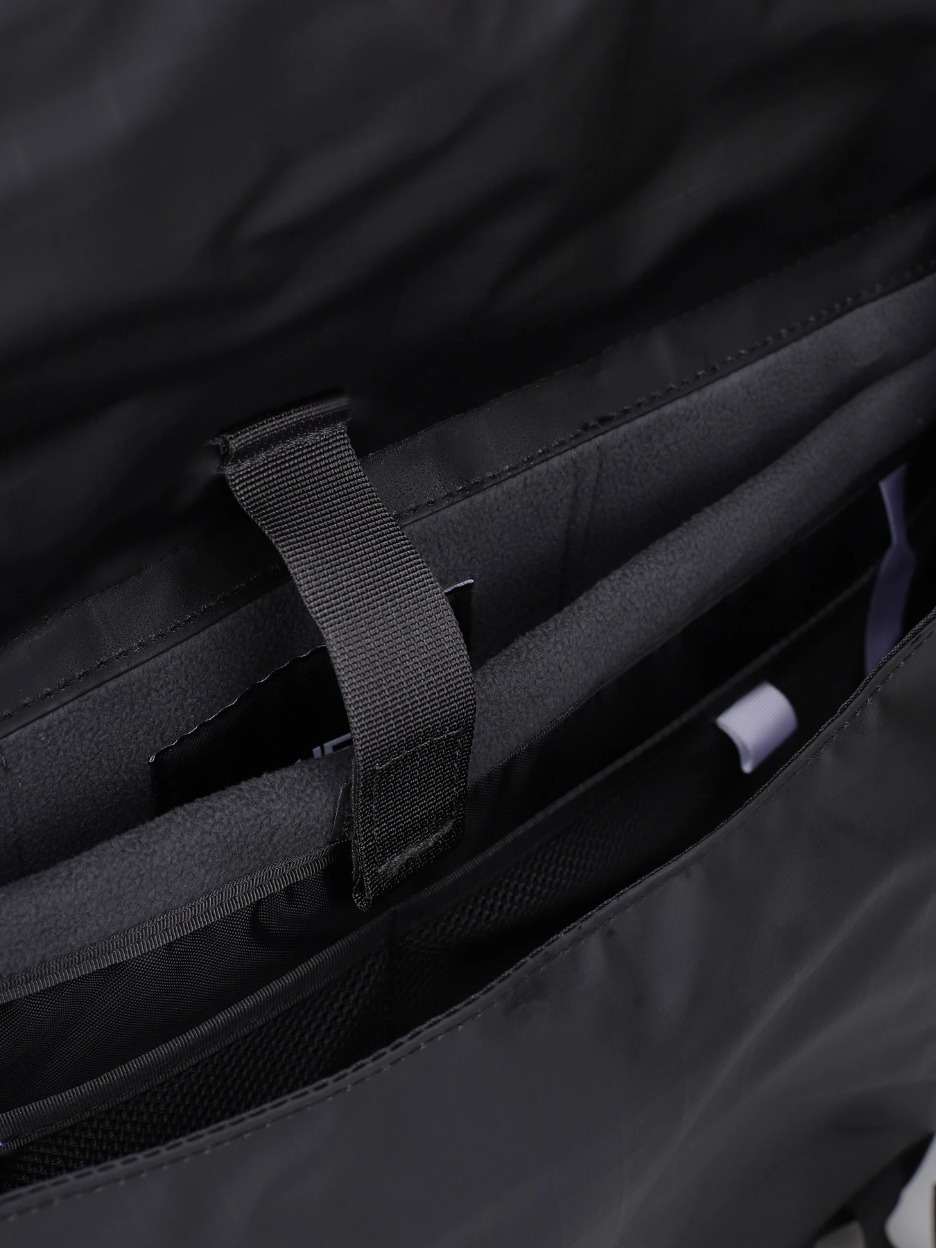 Сумки The North Face Base Camp Voyager 12 L модель NF0A81DP53R1 Фото