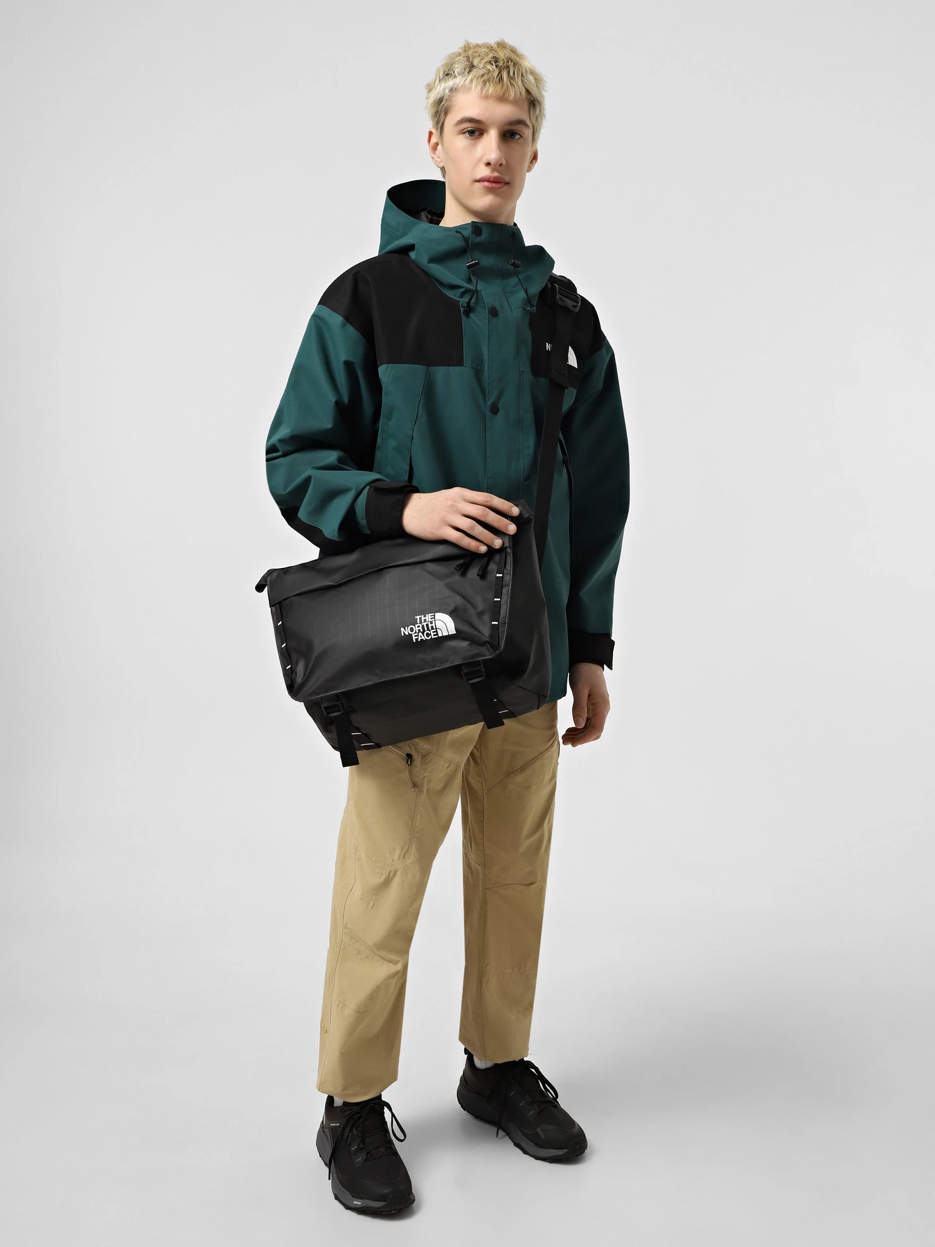 Сумки The North Face Base Camp Voyager 12 L модель NF0A81DP53R1 Фото