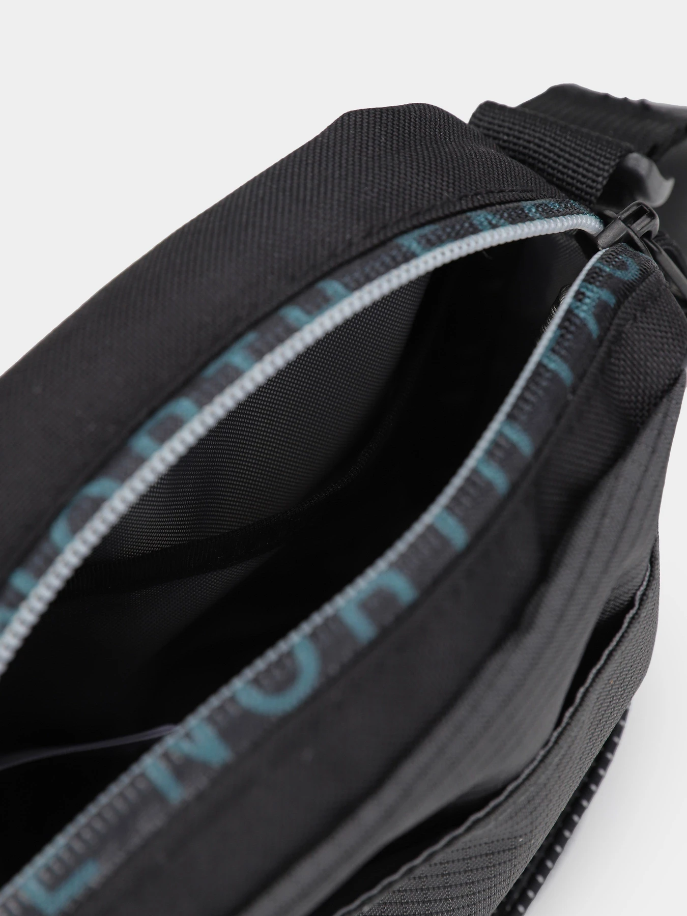 Сумки The North Face Jester 12L модель NF0A52UC0IO1 Сумки The North Face Jester 12L модель NF0A52UC0IO1 Фото