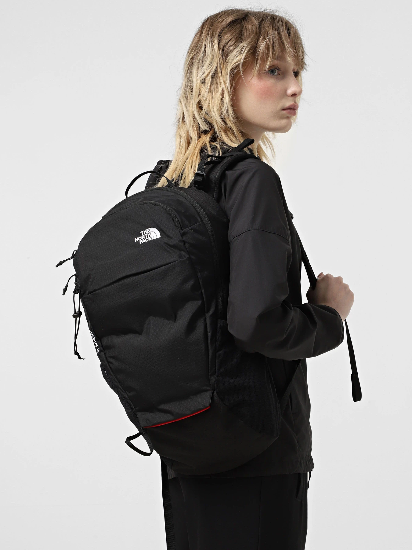 Рюкзаки The North Face Basin 18L модель NF0A52CZ4HF1 Рюкзаки The North Face Basin 18L модель NF0A52CZ4HF1 Фото