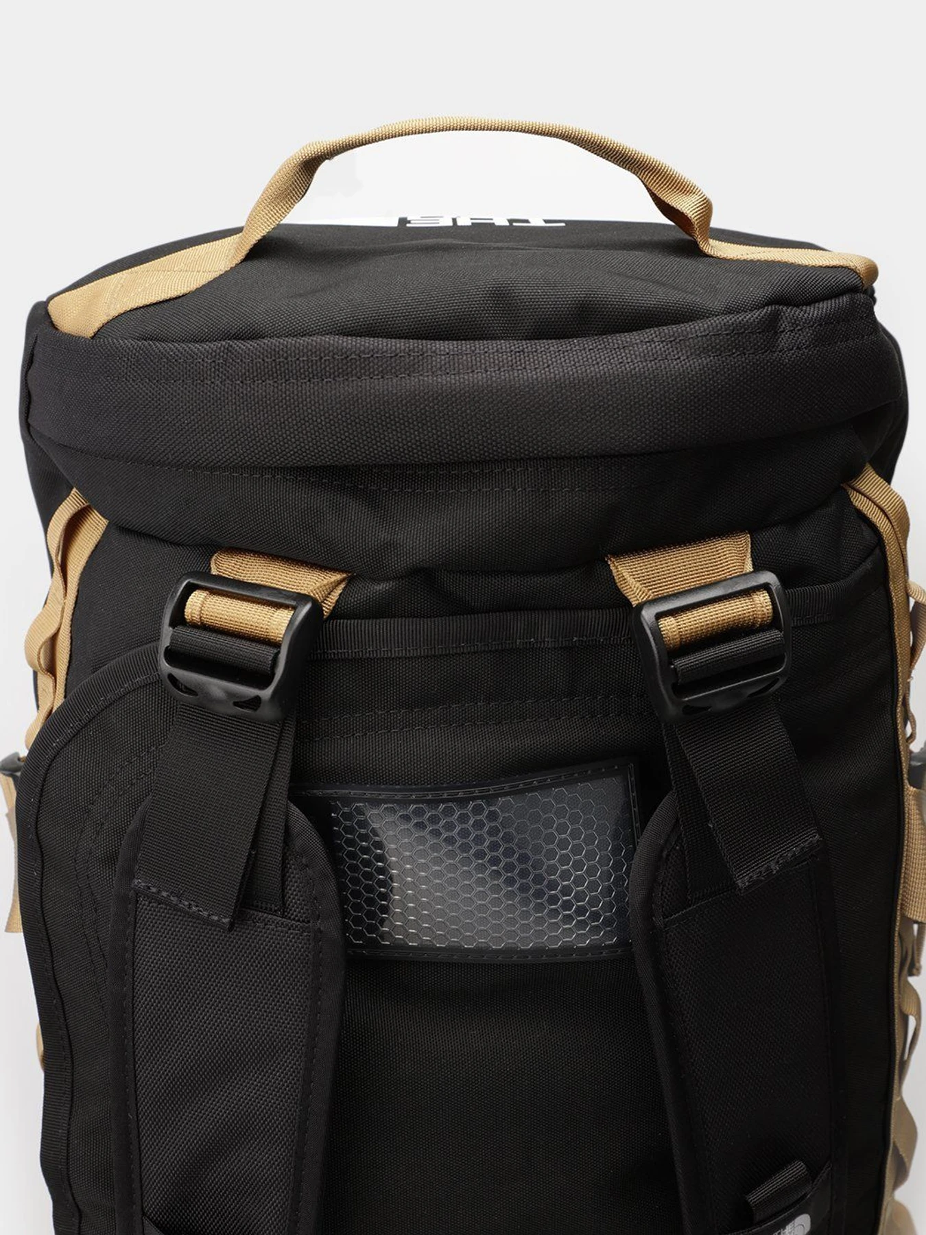 Дорожные сумки и чемоданы The North Face Gilman Duffel модель NF0A4VQ1WVW1 Дорожные сумки и чемоданы The North Face Gilman Duffel модель NF0A4VQ1WVW1 Фото