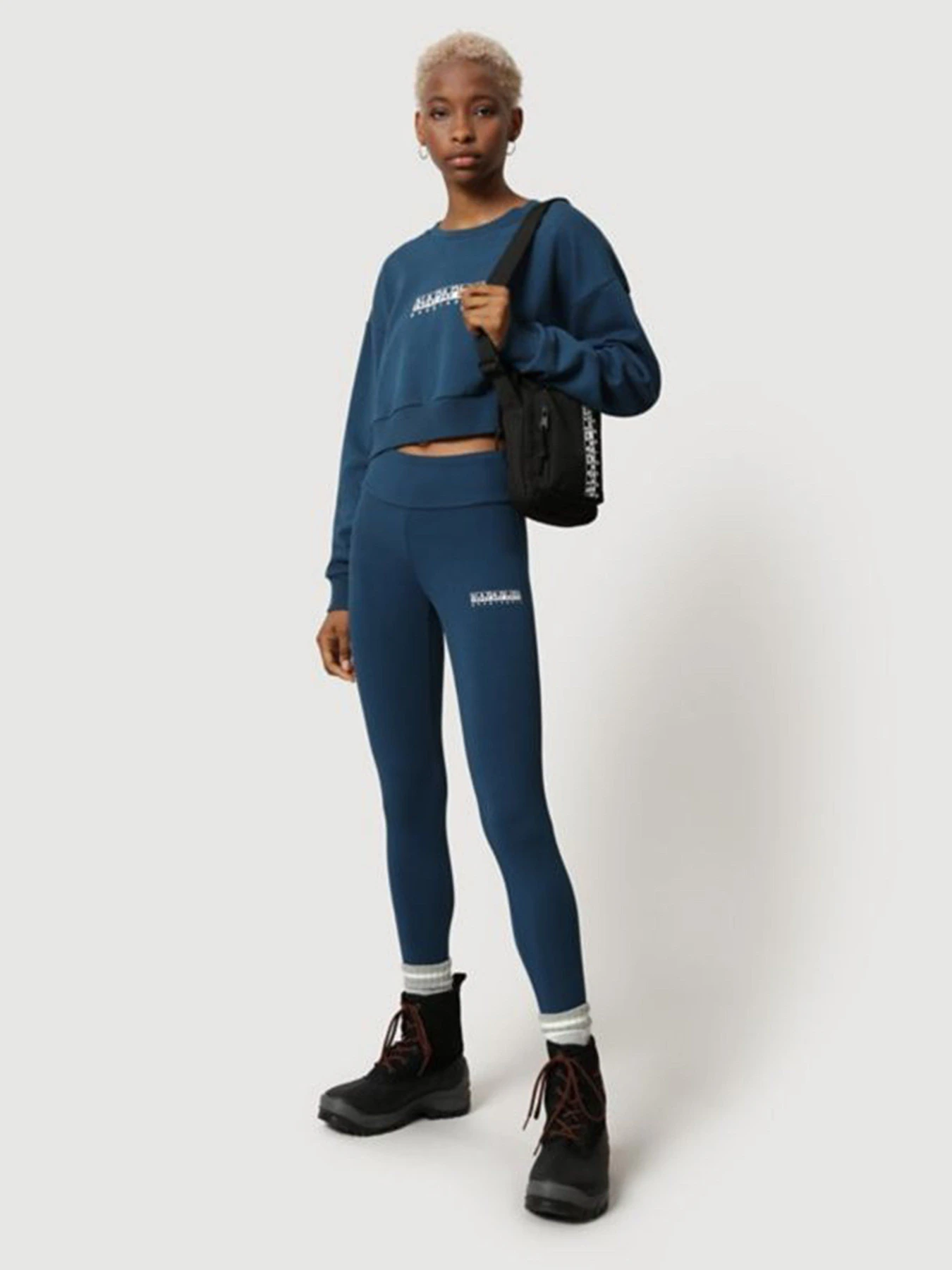Худи и свитшоты Napapijri B-BOX W CROPPED C 1 модель NP0A4FSEBB81 Худи и свитшоты Napapijri B-BOX W CROPPED C 1 модель NP0A4FSEBB81 Фото
