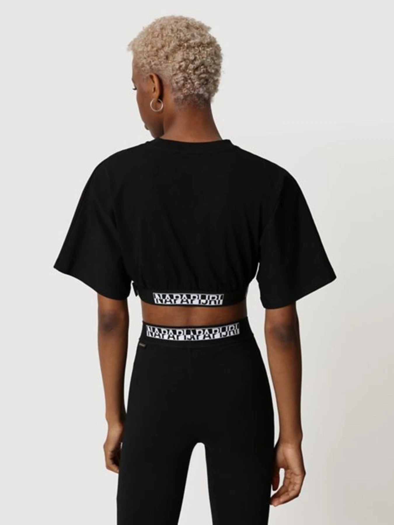 Футболки и поло Napapijri S-BOX W CROP WIDE 2 модель NP0A4FVB0411 Футболки и поло Napapijri S-BOX W CROP WIDE 2 модель NP0A4FVB0411 Фото