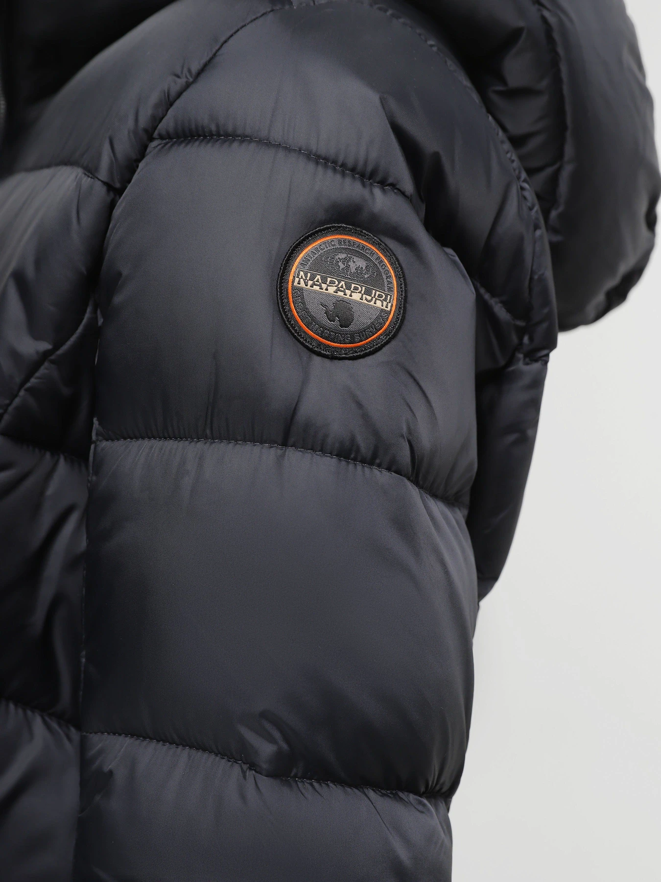 Куртки и дубленки Napapijri Aerons Rise модель NP0A4HCQ0411 Куртки и дубленки Napapijri Aerons Rise модель NP0A4HCQ0411 Фото