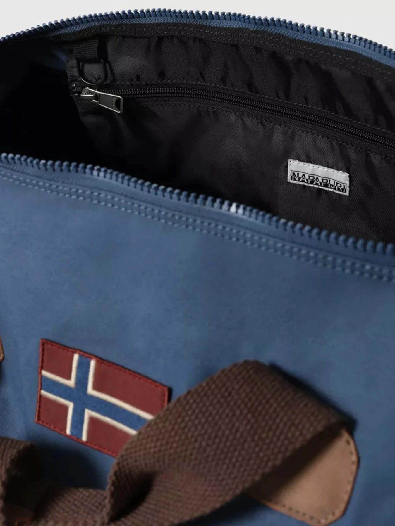 Сумки Napapijri Duffle Hering модель NP0A4EUDBB81 Сумки Napapijri Duffle Hering модель NP0A4EUDBB81 Фото