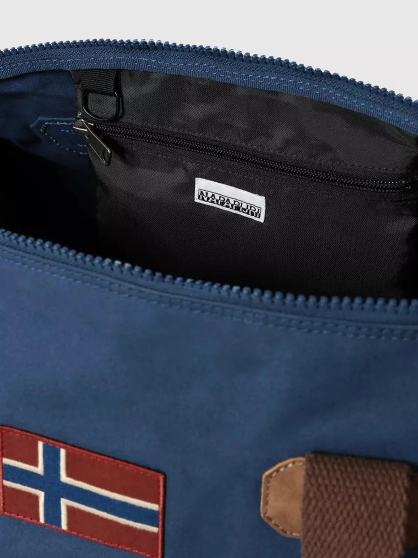 Сумки Napapijri Bering Small модель NP0A4FSTBB81 Сумки Napapijri Bering Small модель NP0A4FSTBB81 Фото