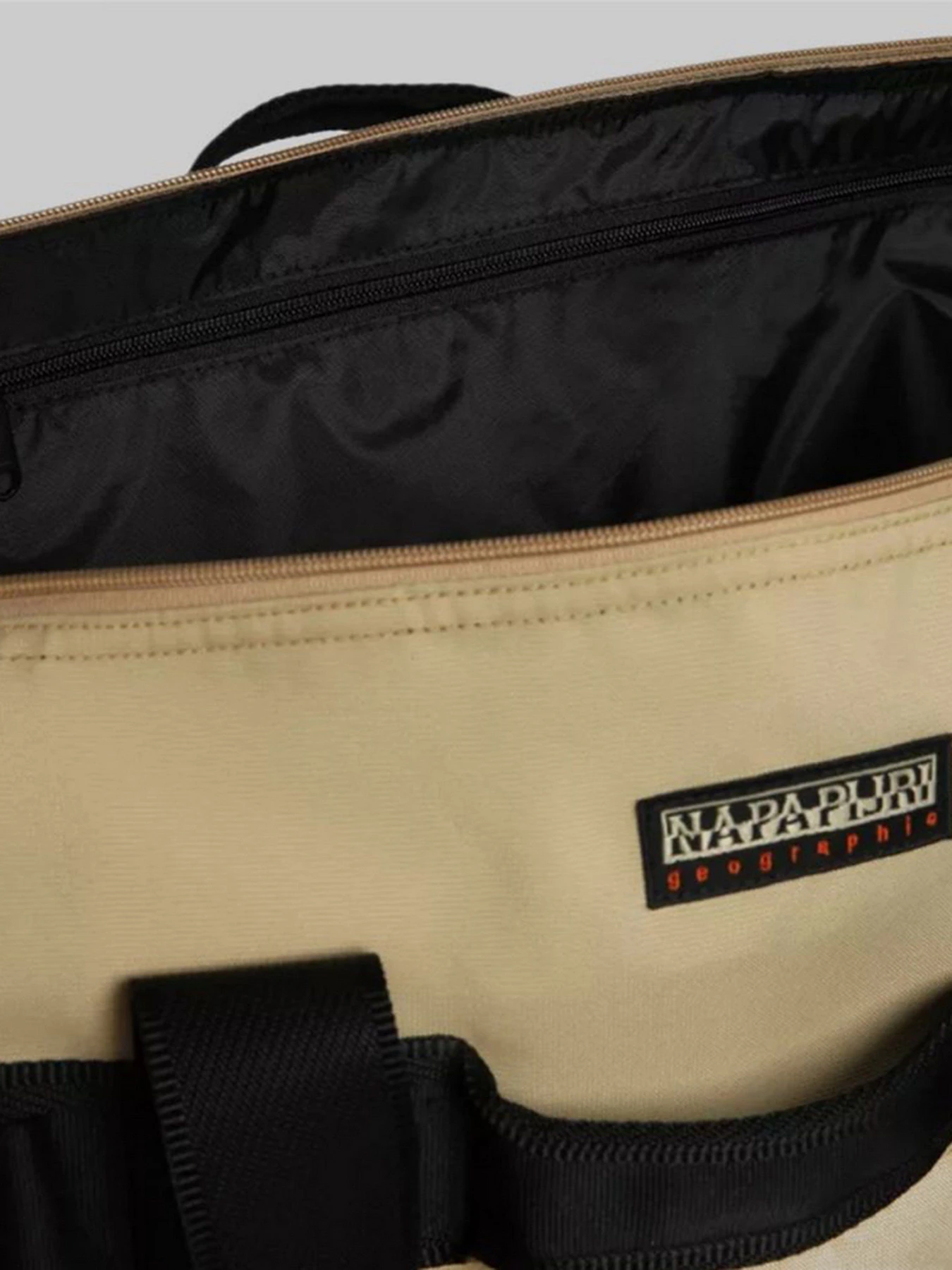 Сумки Napapijri Duffle Rocher модель NP0A4GFRWE11 Сумки Napapijri Duffle Rocher модель NP0A4GFRWE11 Фото