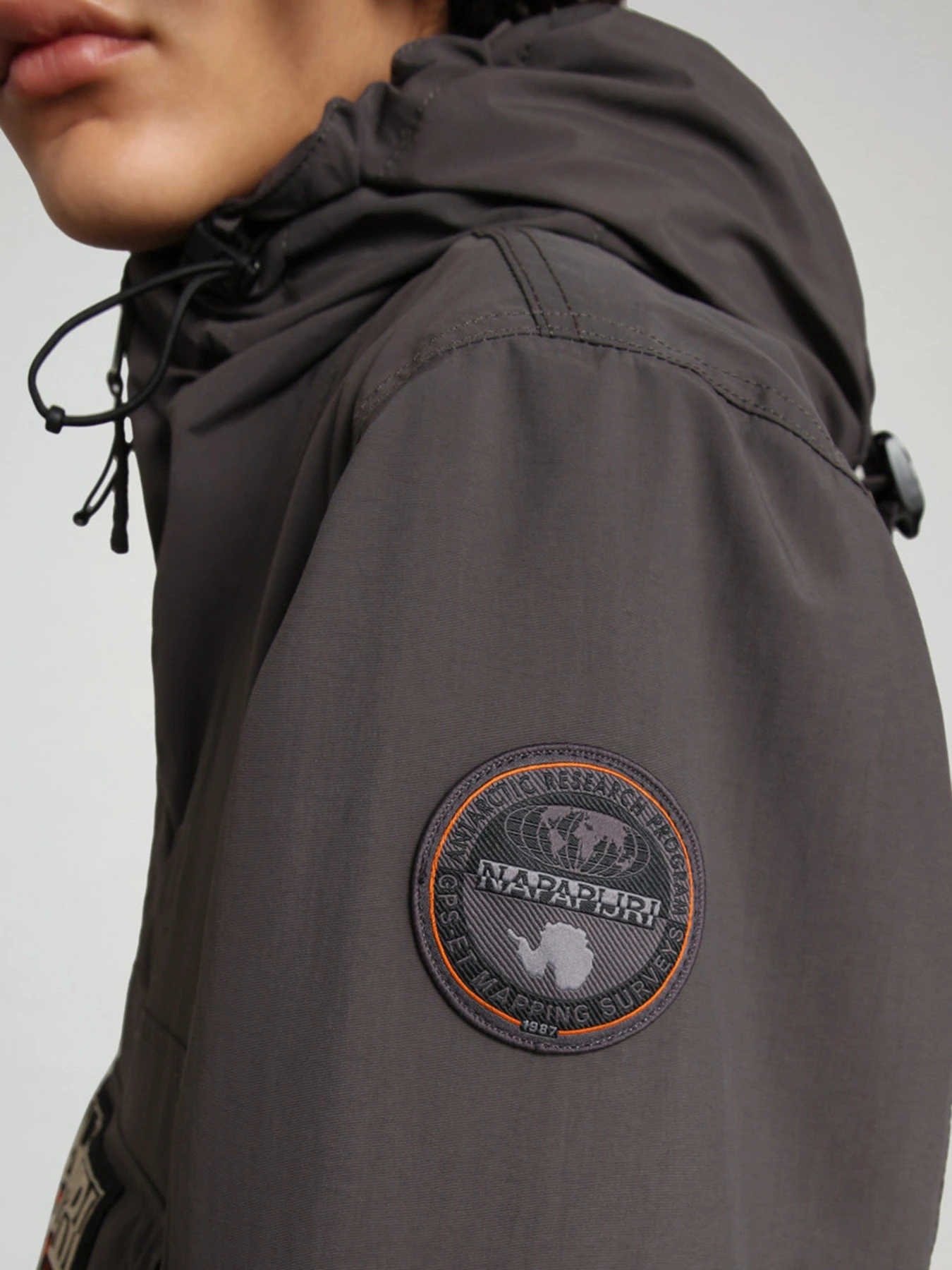 Куртки та дублянки Napapijri Rainforest Summer Pocket модель NP0A4FDMH741 Куртки та дублянки Napapijri Rainforest Summer Pocket модель NP0A4FDMH741 Фото