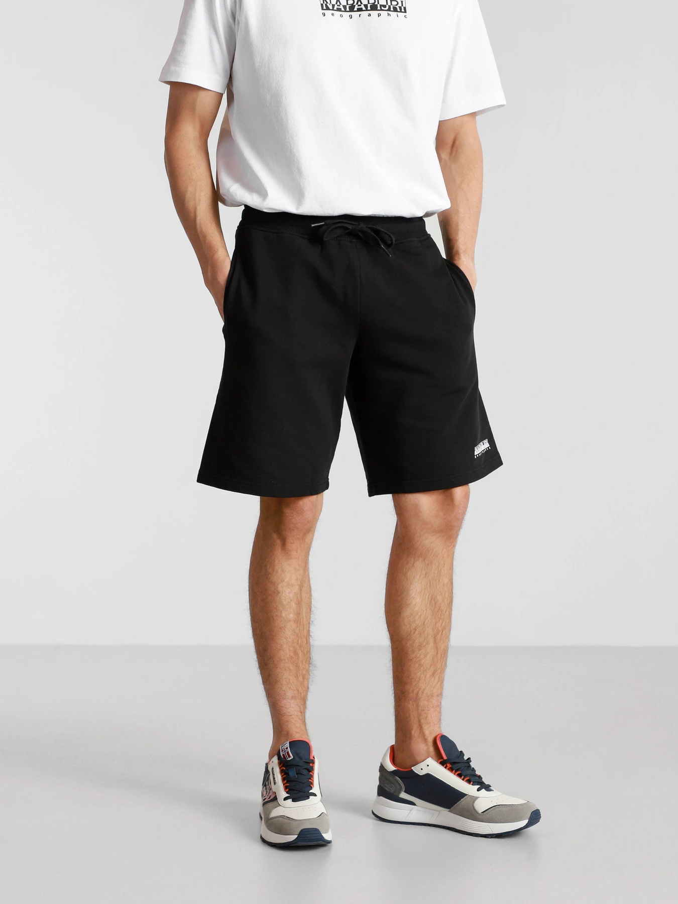 Шорты Napapijri Sweatpants Nasan модель NP0A4FHJ0411 Шорты Napapijri Sweatpants Nasan модель NP0A4FHJ0411 Фото