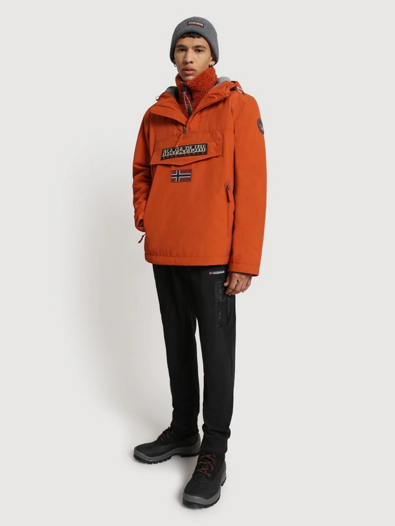 Куртки и дубленки Napapijri Rainforest Winter Pocket модель NP0A4EGYAB11 Куртки и дубленки Napapijri Rainforest Winter Pocket модель NP0A4EGYAB11 Фото