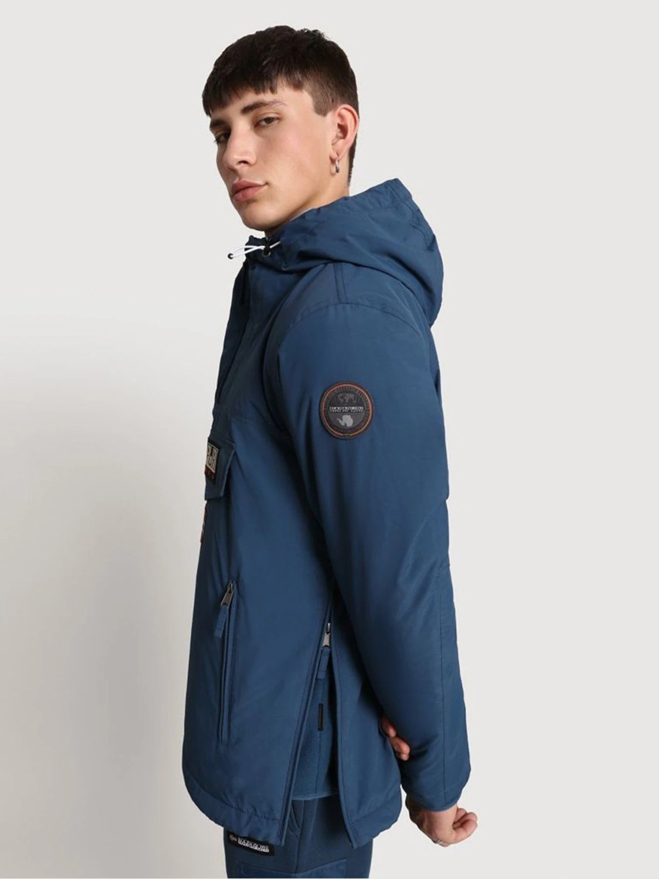 Куртки и дубленки Napapijri Rainforest Winter Pocket модель NP0A4EGYBB81 Куртки и дубленки Napapijri Rainforest Winter Pocket модель NP0A4EGYBB81 Фото