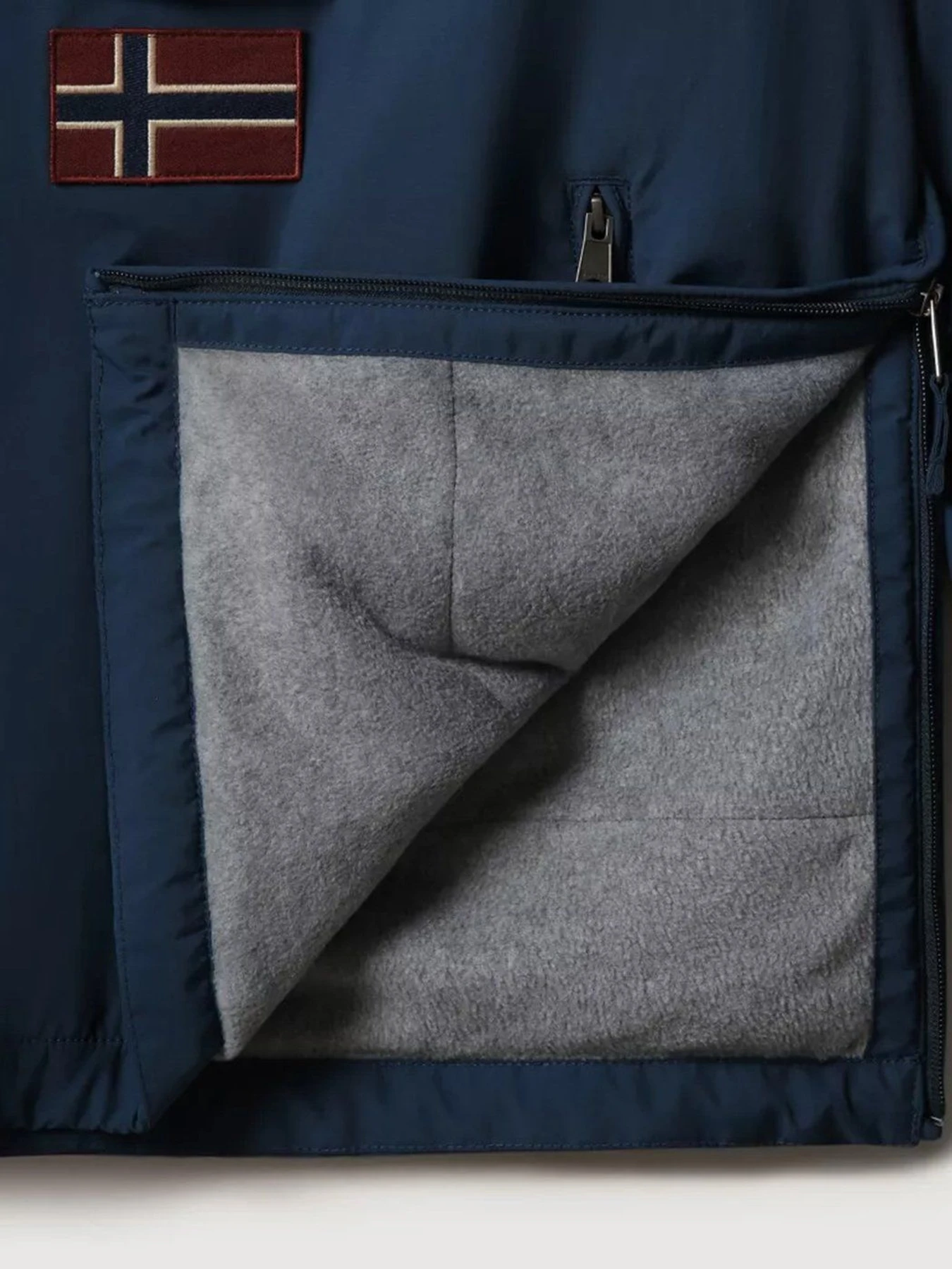Куртки и дубленки Napapijri Rainforest Winter Pocket модель NP0A4EGYBB81 Куртки и дубленки Napapijri Rainforest Winter Pocket модель NP0A4EGYBB81 Фото