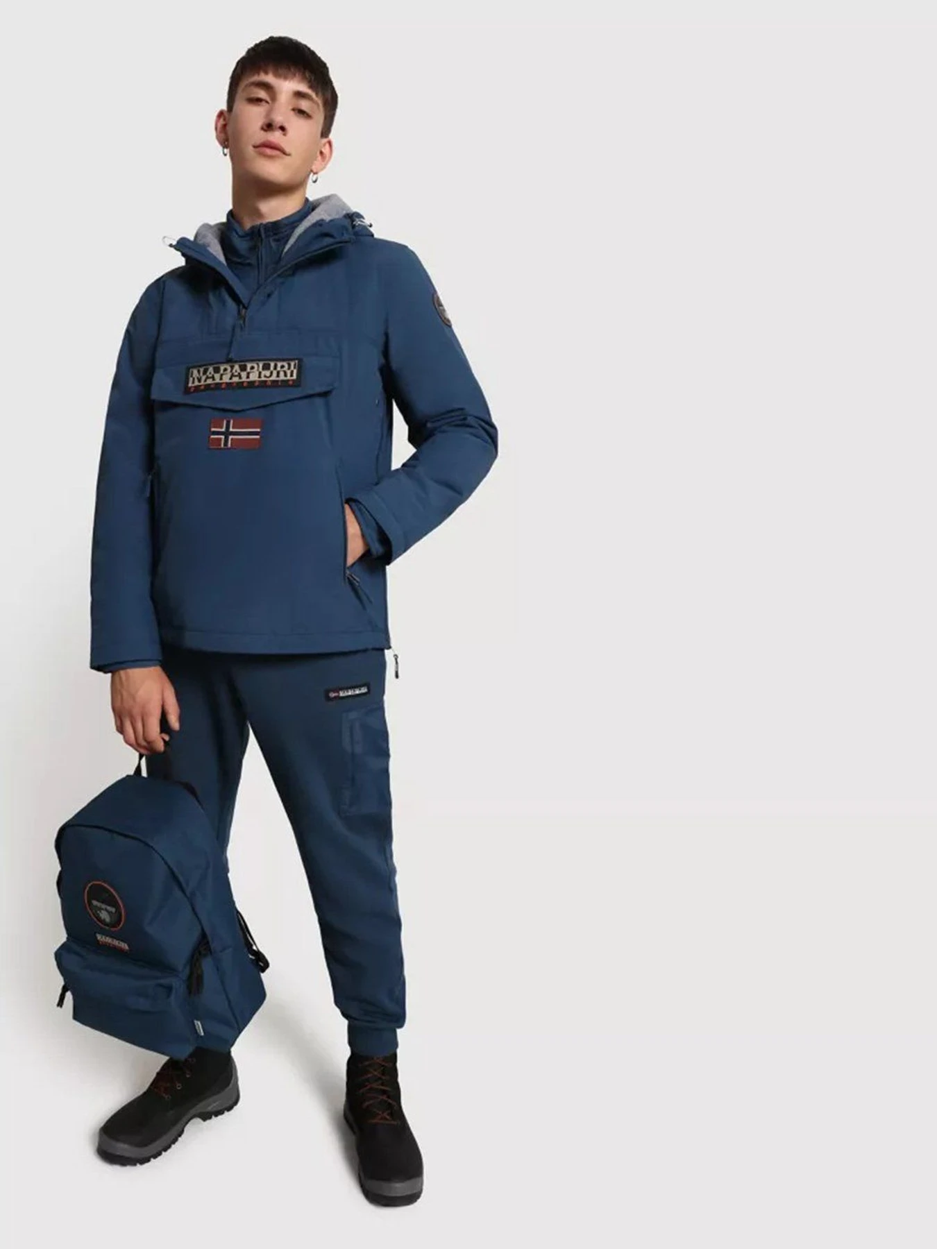 Куртки и дубленки Napapijri Rainforest Winter Pocket модель NP0A4EGYBB81 Куртки и дубленки Napapijri Rainforest Winter Pocket модель NP0A4EGYBB81 Фото