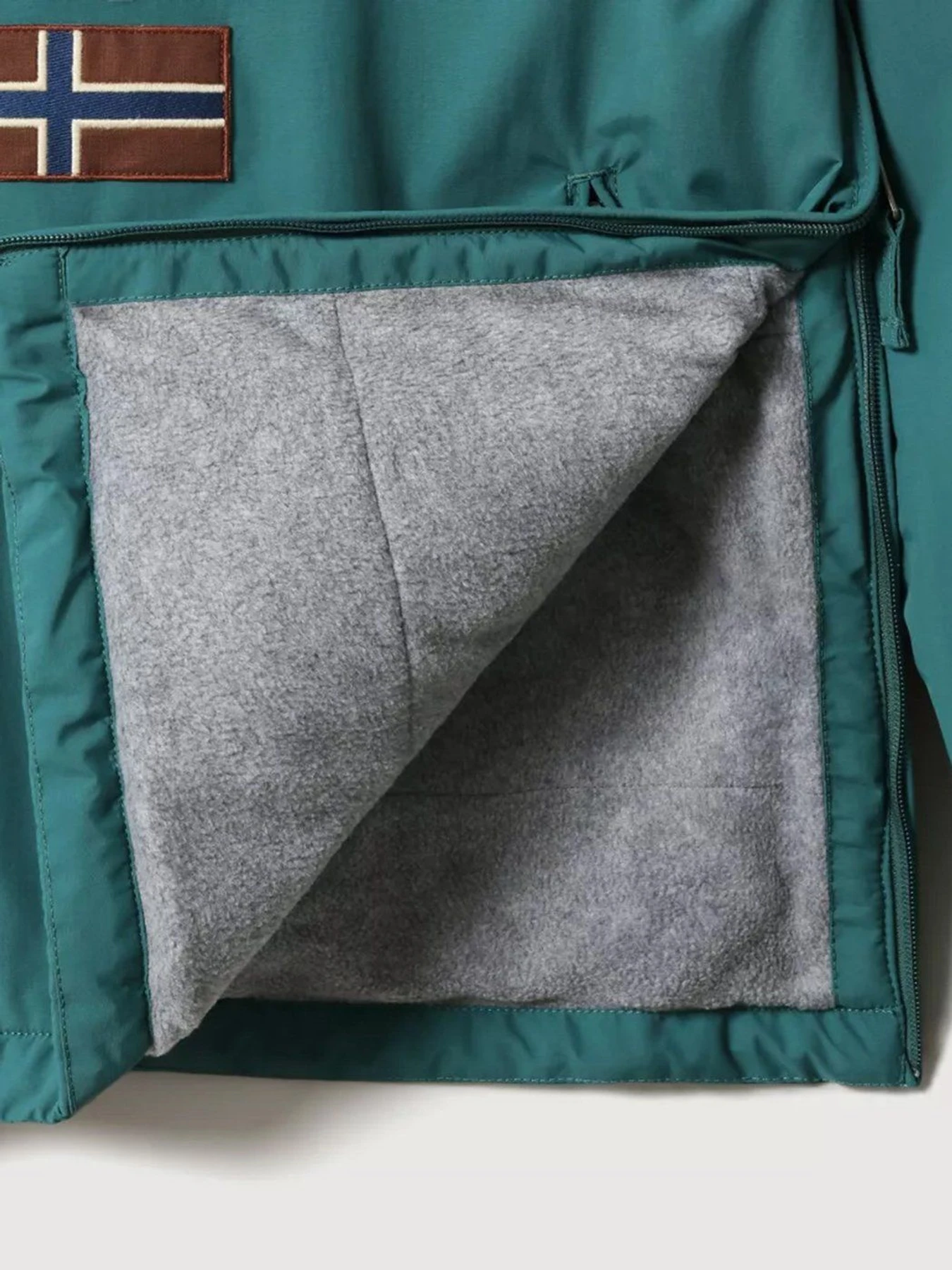 Куртки и дубленки Napapijri Rainforest Winter Pocket модель NP0A4EGYGI21 Куртки и дубленки Napapijri Rainforest Winter Pocket модель NP0A4EGYGI21 Фото