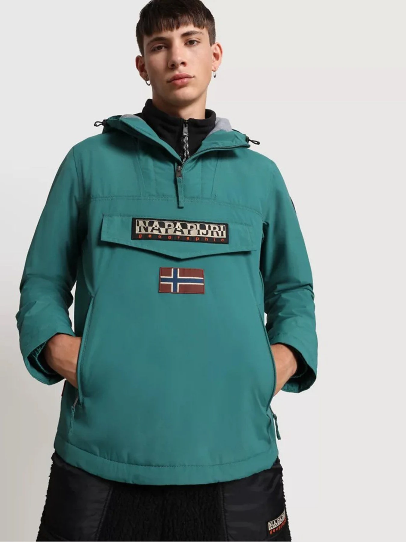 Куртки и дубленки Napapijri Rainforest Winter Pocket модель NP0A4EGYGI21 Куртки и дубленки Napapijri Rainforest Winter Pocket модель NP0A4EGYGI21 Фото