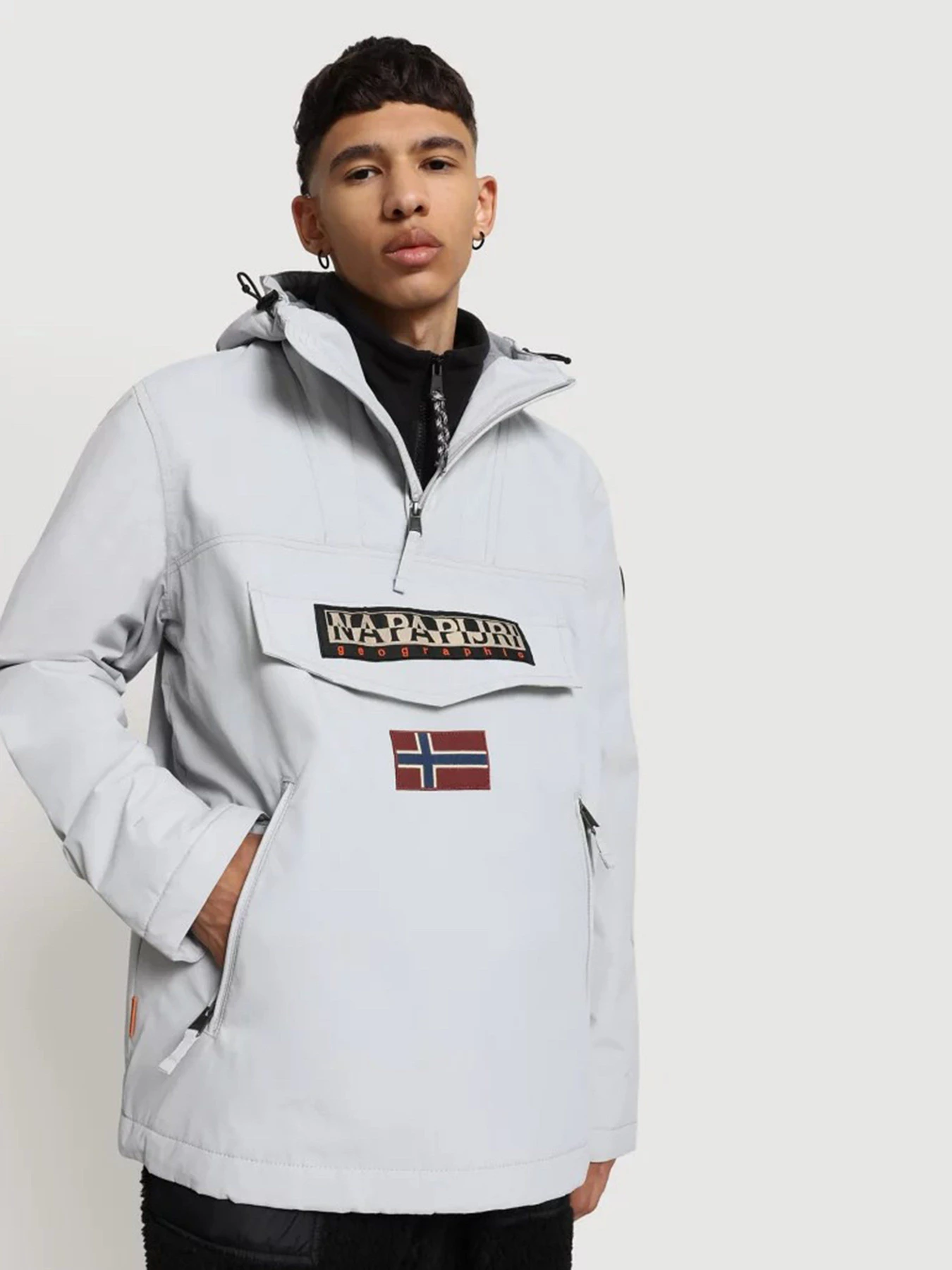 Куртки и дубленки Napapijri Rainforest Winter Pocket модель NP0A4EGYH751 Куртки и дубленки Napapijri Rainforest Winter Pocket модель NP0A4EGYH751 Фото