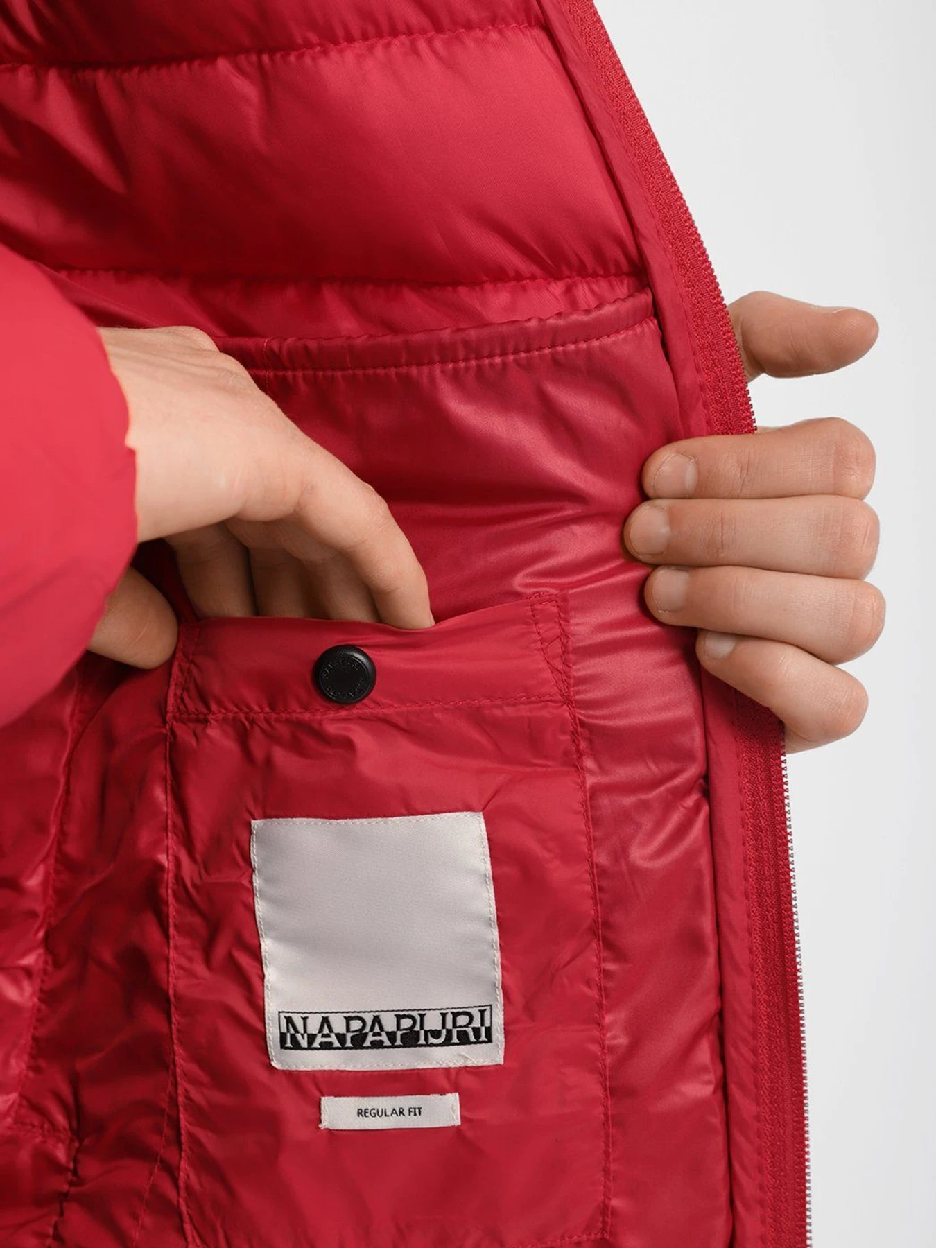 Куртки та дублянки Napapijri Aerons Hood модель NP0A4FPYR171 Куртки та дублянки Napapijri Aerons Hood модель NP0A4FPYR171 Фото