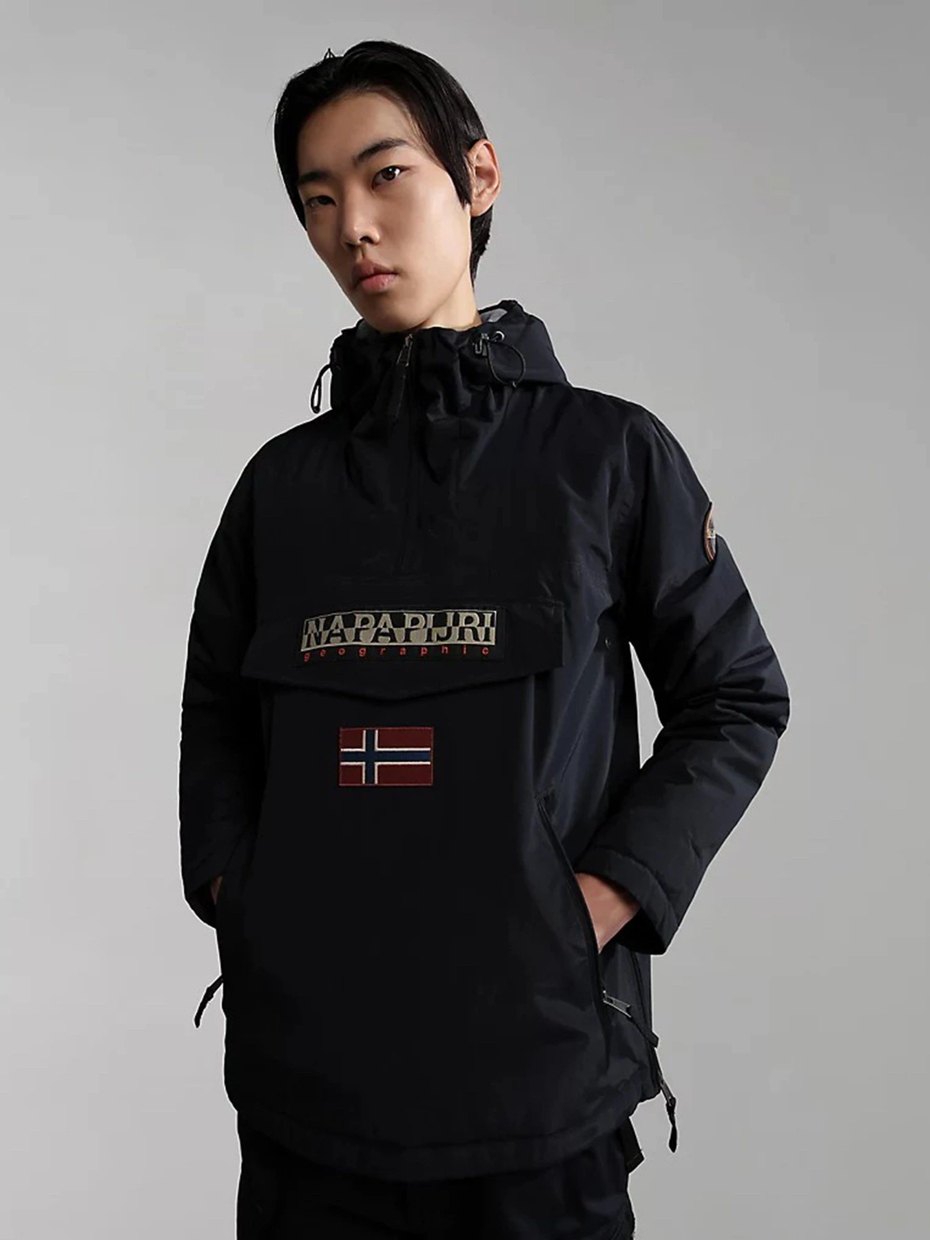 Куртки и дубленки Napapijri Rainforest Pocket 2 модель NP0A4GMD0411 Куртки и дубленки Napapijri Rainforest Pocket 2 модель NP0A4GMD0411 Фото