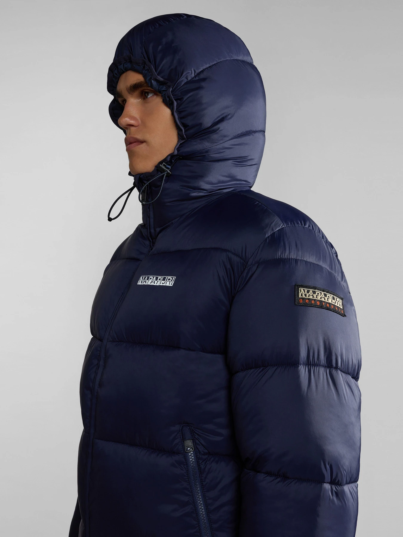 Куртки та дублянки Napapijri Suomi Hood Puffer модель NP0A4GJE1761 Куртки та дублянки Napapijri Suomi Hood Puffer модель NP0A4GJE1761 Фото