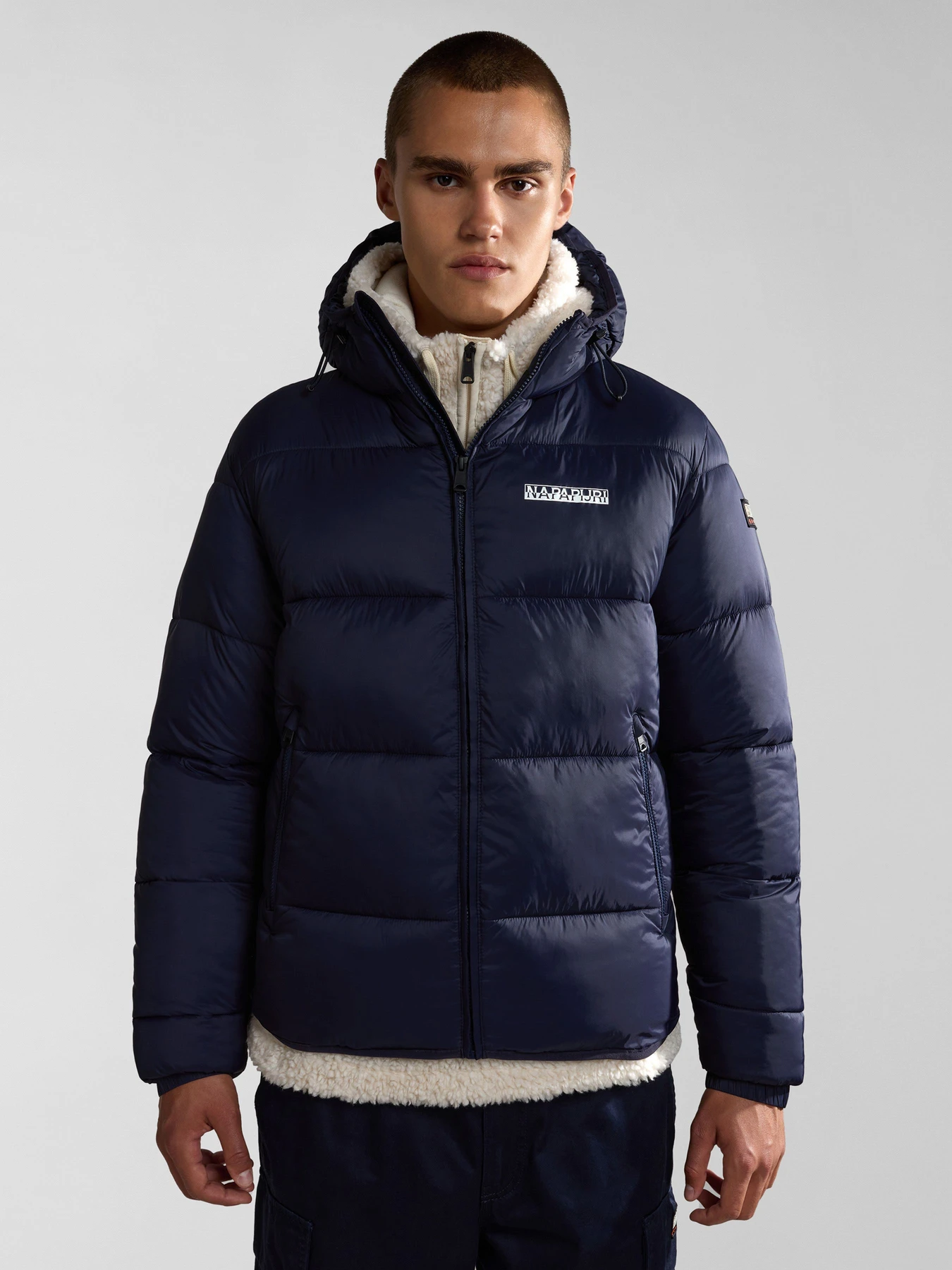 Куртки та дублянки Napapijri Suomi Hood Puffer модель NP0A4GJE1761 Куртки та дублянки Napapijri Suomi Hood Puffer модель NP0A4GJE1761 Фото