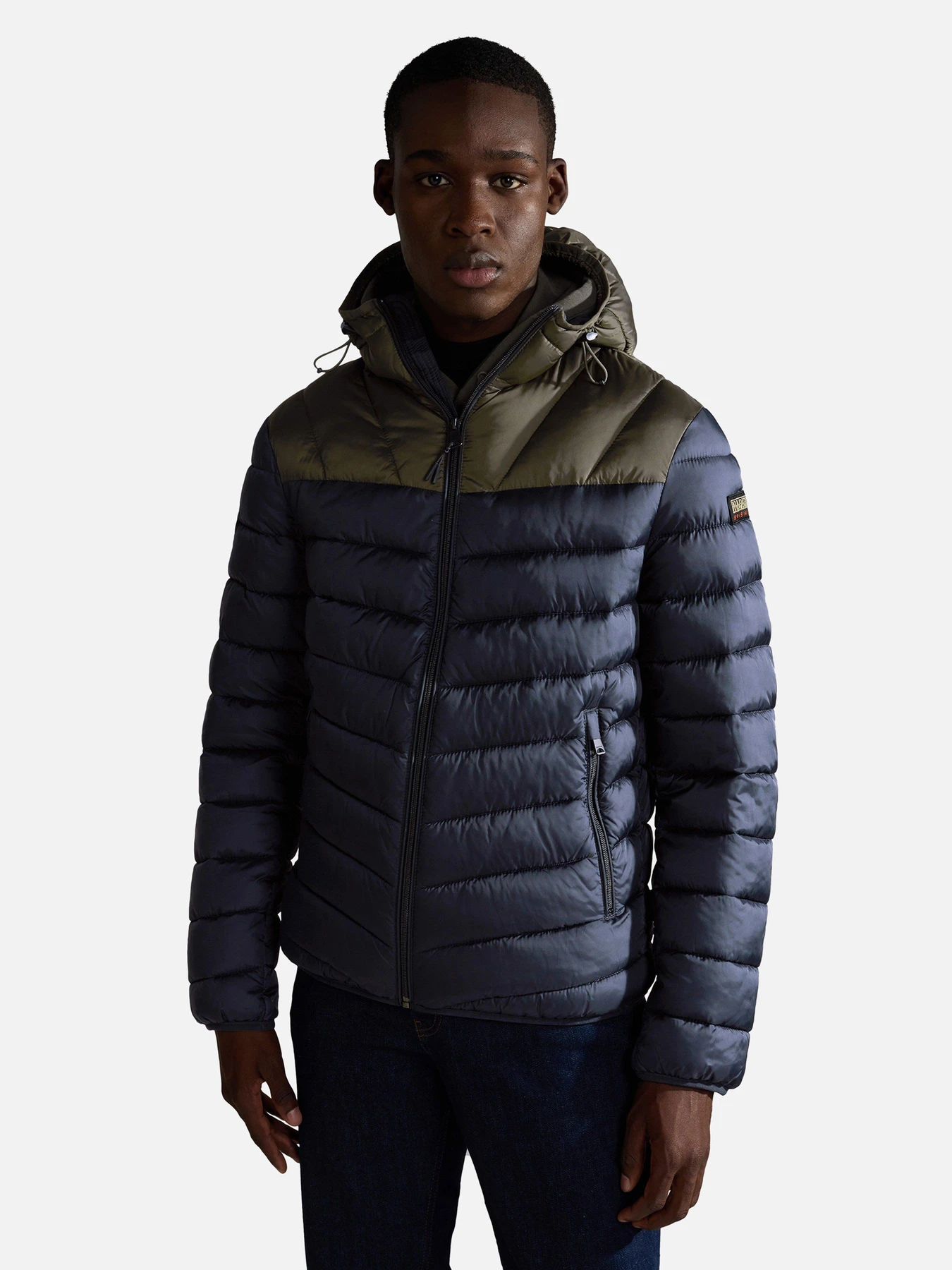 Куртки и дубленки Napapijri Aerons Hood Colour-block Puffer модель NP0A4GJLMB11 Куртки и дубленки Napapijri Aerons Hood Colour-block Puffer модель NP0A4GJLMB11 Фото
