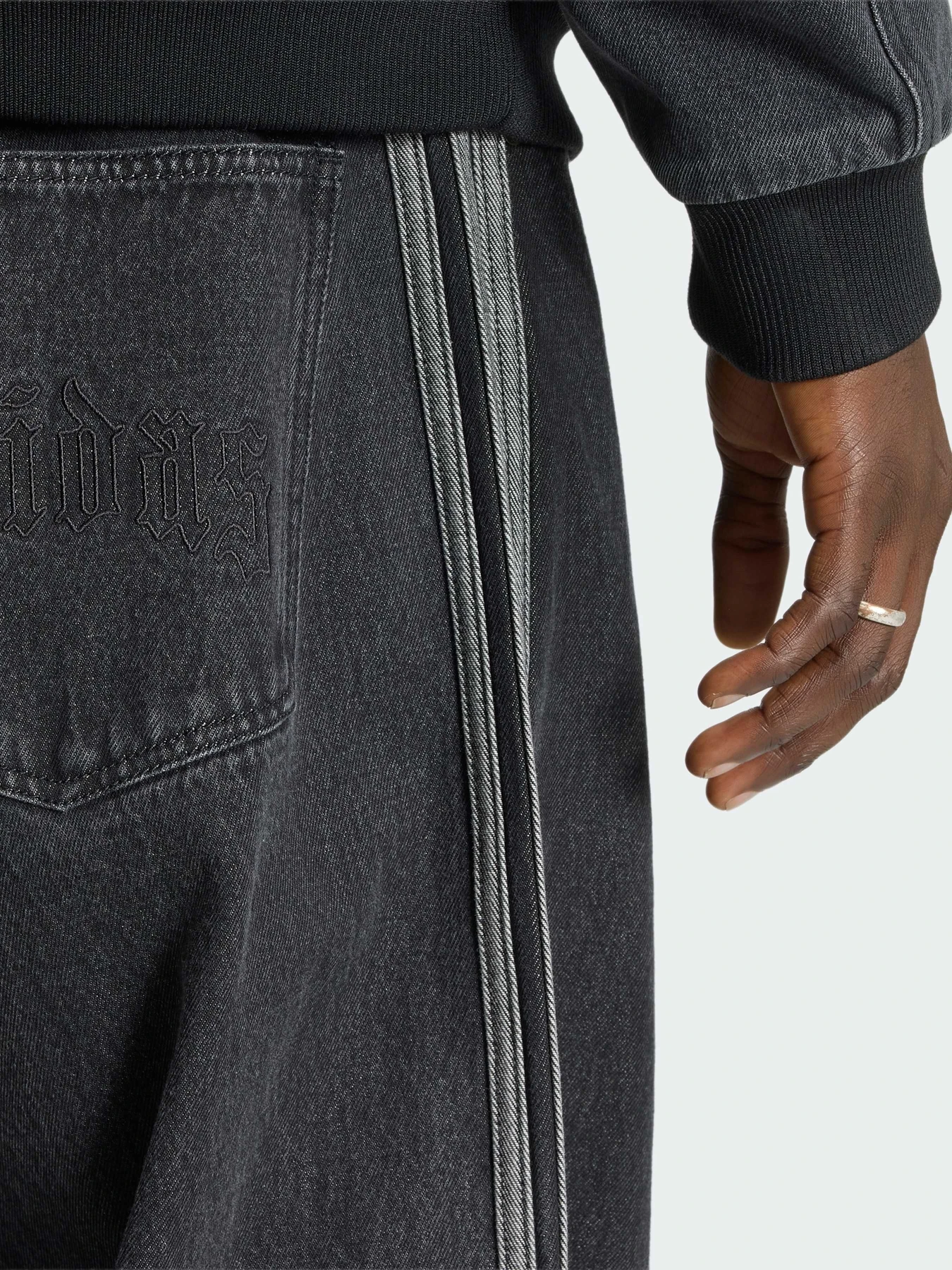 Джинси Adidas модель IB6947 Джинси Adidas модель IB6947 Фото