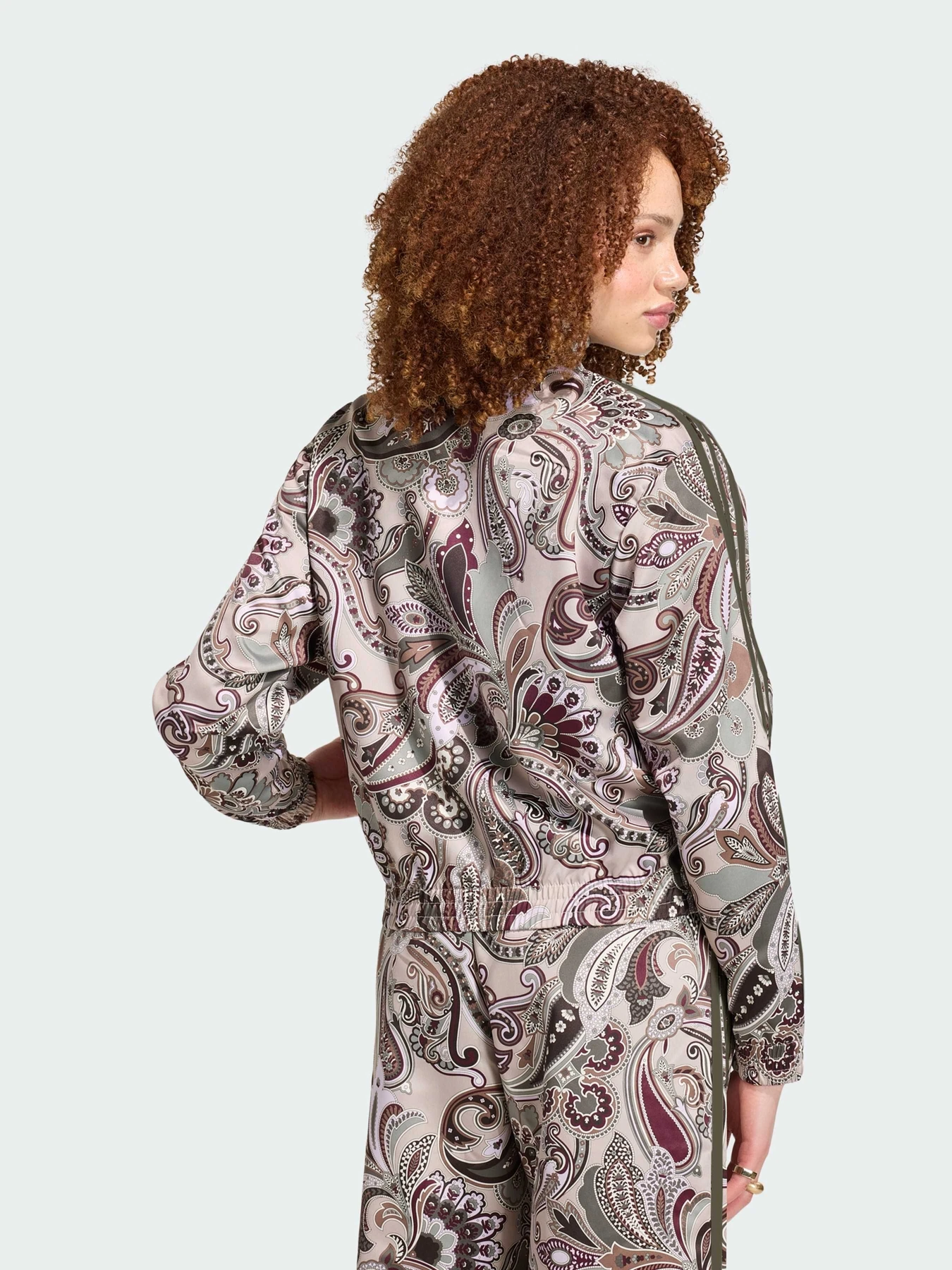 Худи и свитшоты Adidas Graphics модель KR6678 Худи и свитшоты Adidas Graphics модель KR6678 Фото