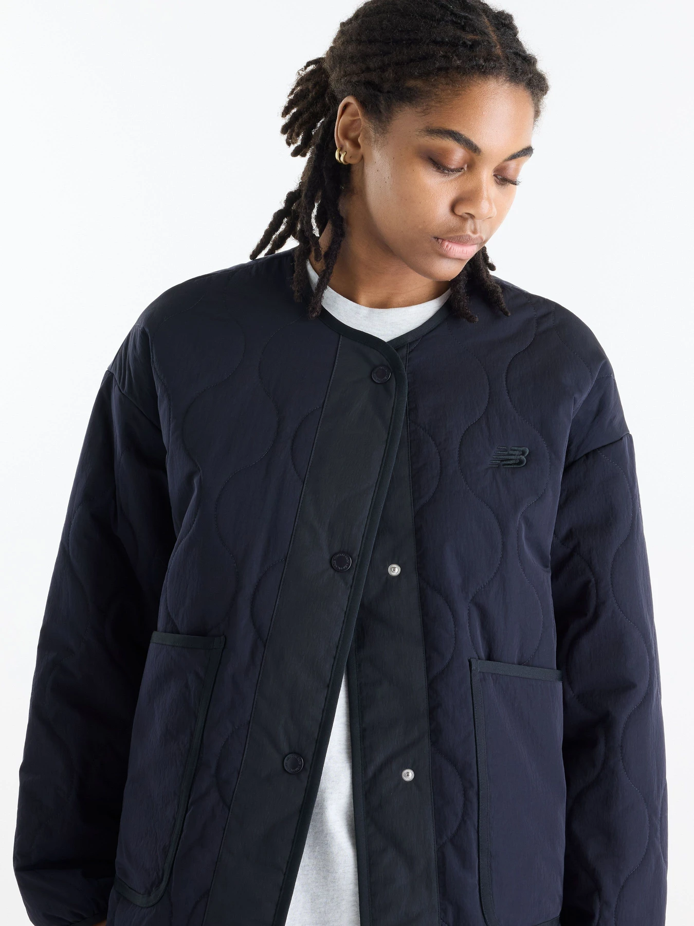 Куртки та дублянки New Balance Quilted Bomber модель WJ62P3VEDNT Куртки та дублянки New Balance Quilted Bomber модель WJ62P3VEDNT Фото