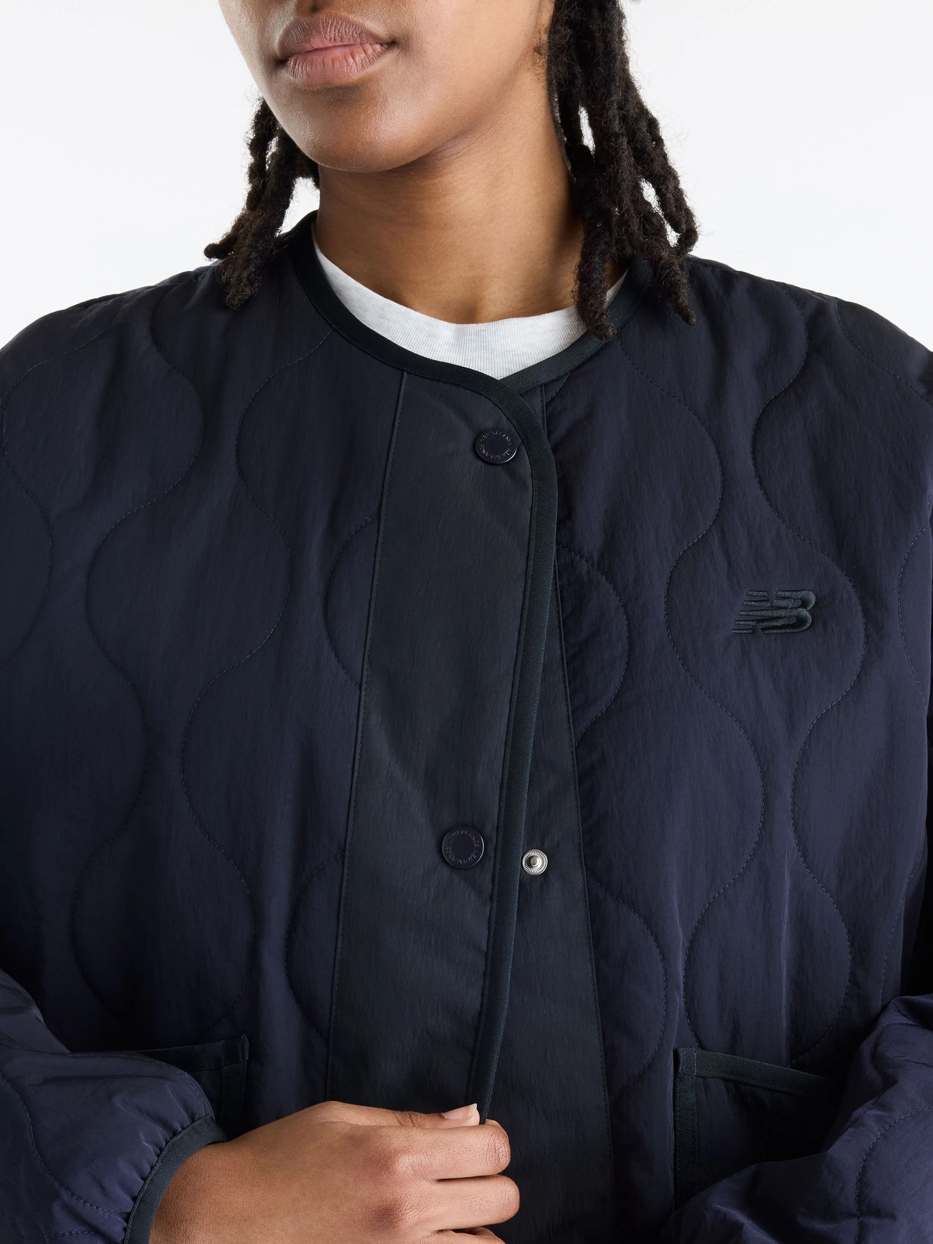 Куртки та дублянки New Balance Quilted Bomber модель WJ62P3VEDNT Куртки та дублянки New Balance Quilted Bomber модель WJ62P3VEDNT Фото