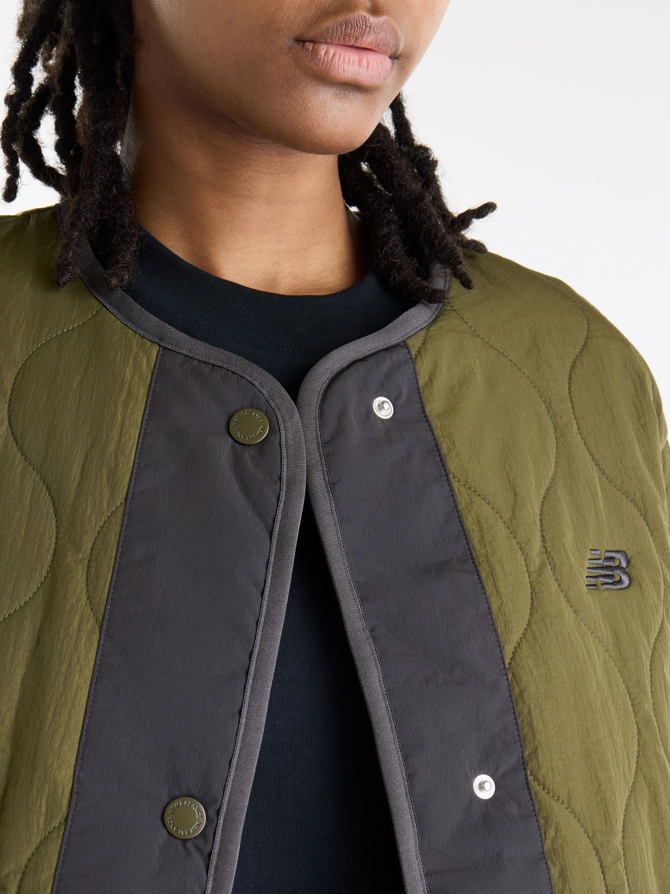 Куртки та дублянки New Balance Quilted Bomber модель WJ62P3VEAAO Куртки та дублянки New Balance Quilted Bomber модель WJ62P3VEAAO Фото