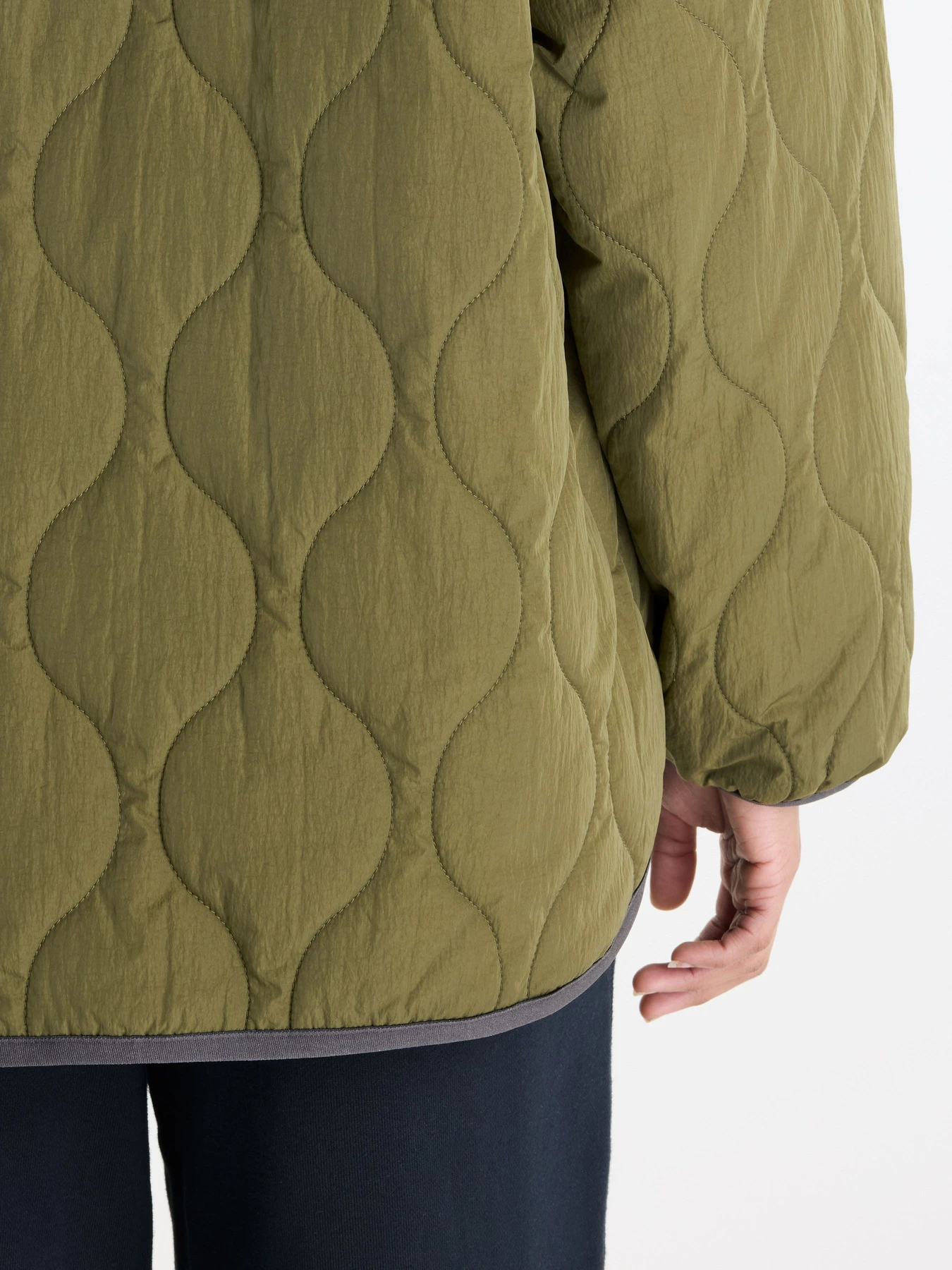 Куртки та дублянки New Balance Quilted Bomber модель WJ62P3VEAAO Куртки та дублянки New Balance Quilted Bomber модель WJ62P3VEAAO Фото