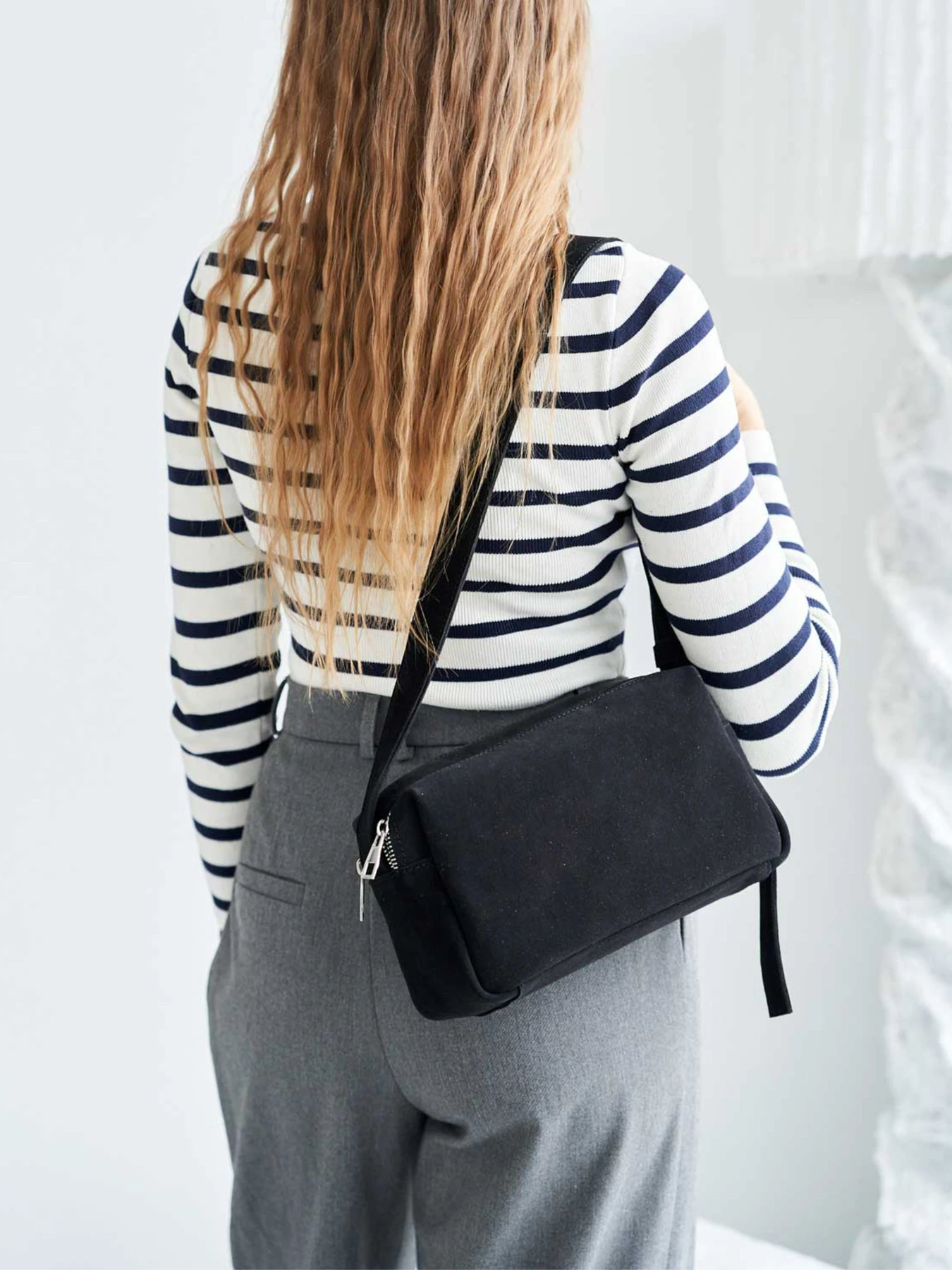 Сумки WeLassie модель zamsheva-zhnocha-sumka-feit-chornij Фото