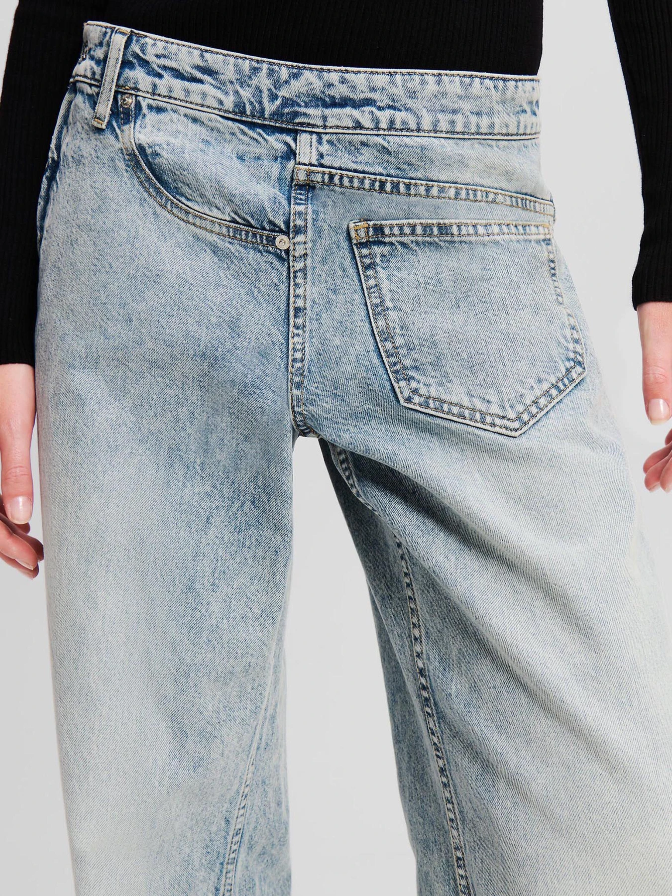 Джинсы Karl Lagerfeld Jeans модель 246J1121 Джинсы Karl Lagerfeld Jeans модель 246J1121 Фото